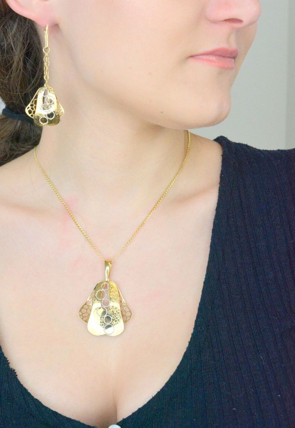 Kolczyki złote wiszące podwójny element pr 585, 000000-181. Złote kolczyki zostały wykonane z najwyższej jakości złota próby 585. Złote kolczyki zostały ozdobione podwójnymi blaszkami ażurowymi1.jpg