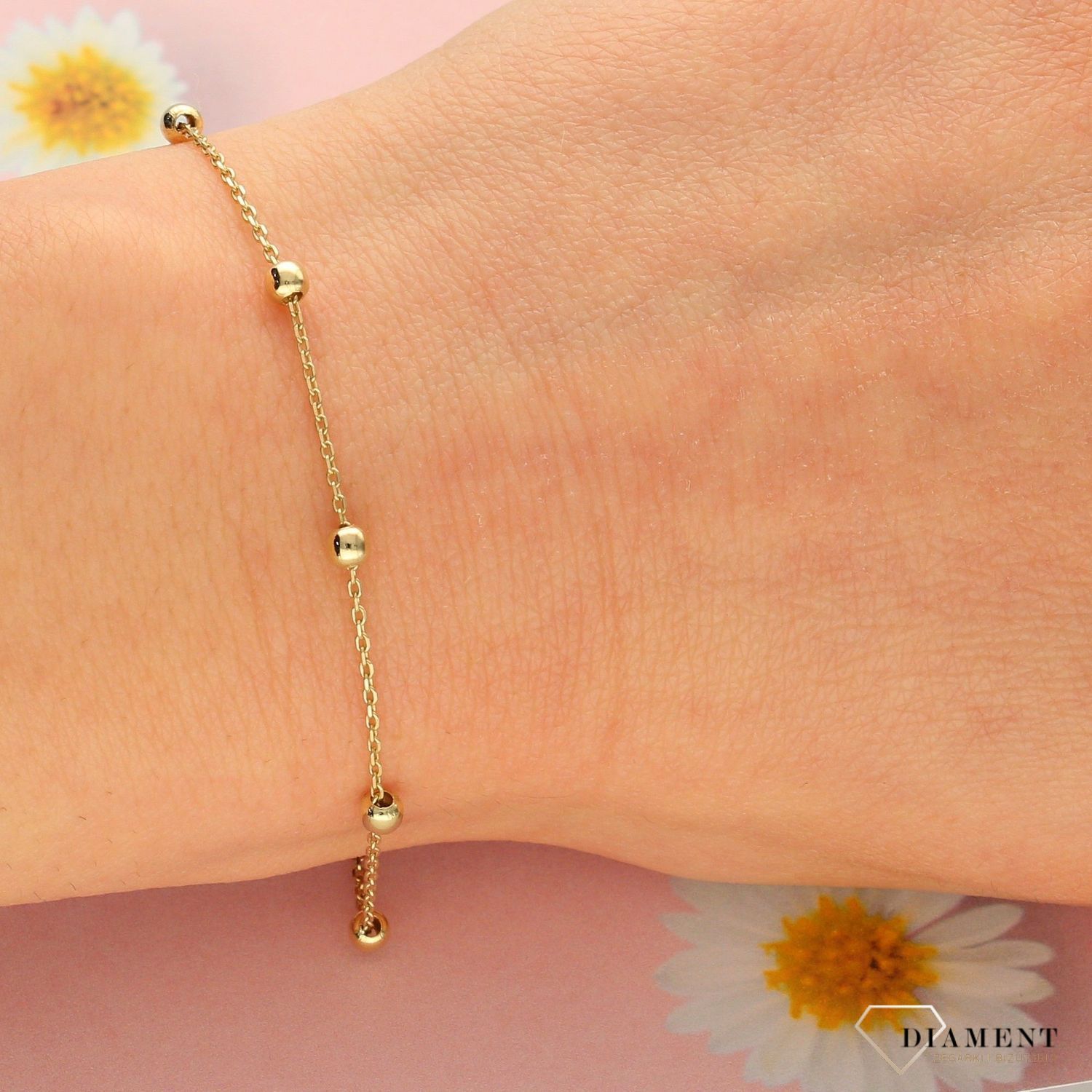 Klasyczna, złota bransoletka skomponowana z cienkiego łańcuszka i delikatnych złotych kuleczek to subtelna i piękna ozdoba kobiecego nadgarstka..jpg