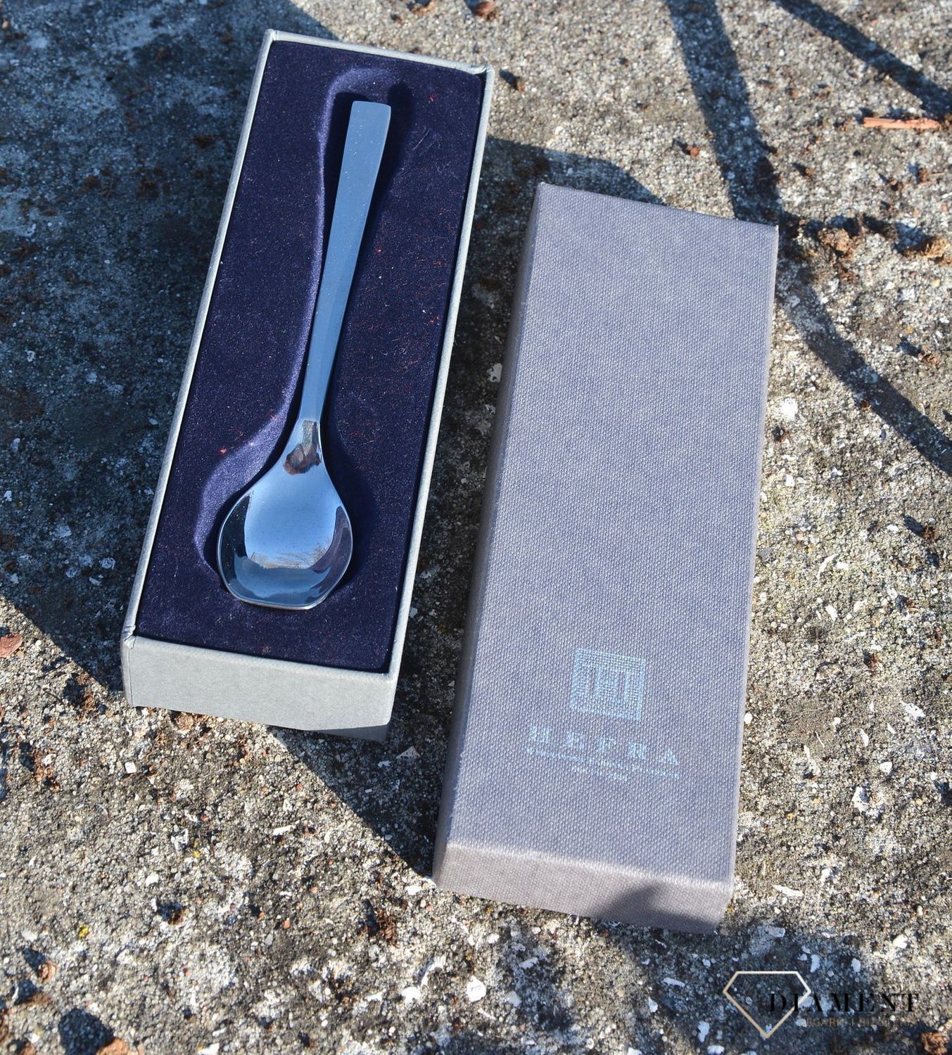 Srebrna łyżeczka do cukru o prostym wzorze 01-20-N1-00-1B. Srebrna łyżeczka marki Hafra o prostym wykończeniu. Srebra łyżeczka została zapakowana w ozdobne pudełko. Srebrna łyżeczka do cukru.jpg