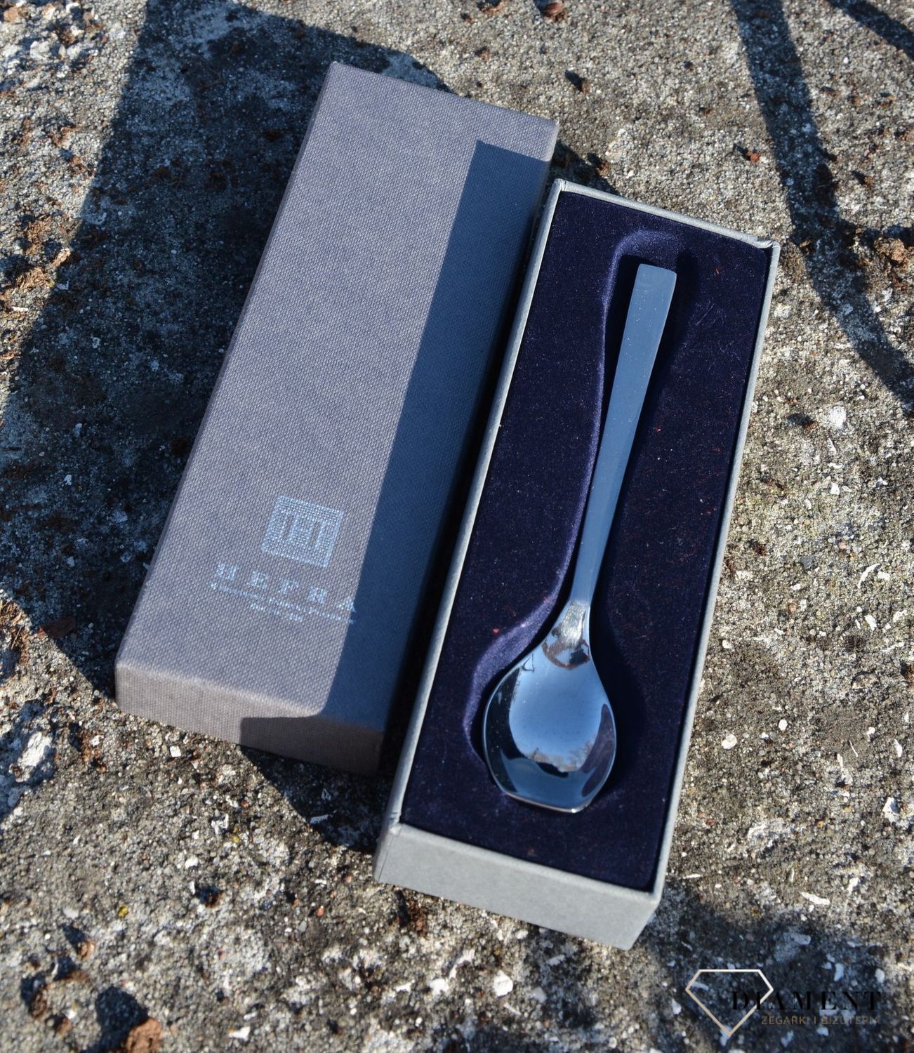 Srebrna łyżeczka do cukru o prostym wzorze 01-20-N1-00-1B. Srebrna łyżeczka marki Hafra o prostym wykończeniu. Srebra łyżeczka została zapakowana w ozdobne pudełko. Srebrna łyżeczka do cukru.jpg