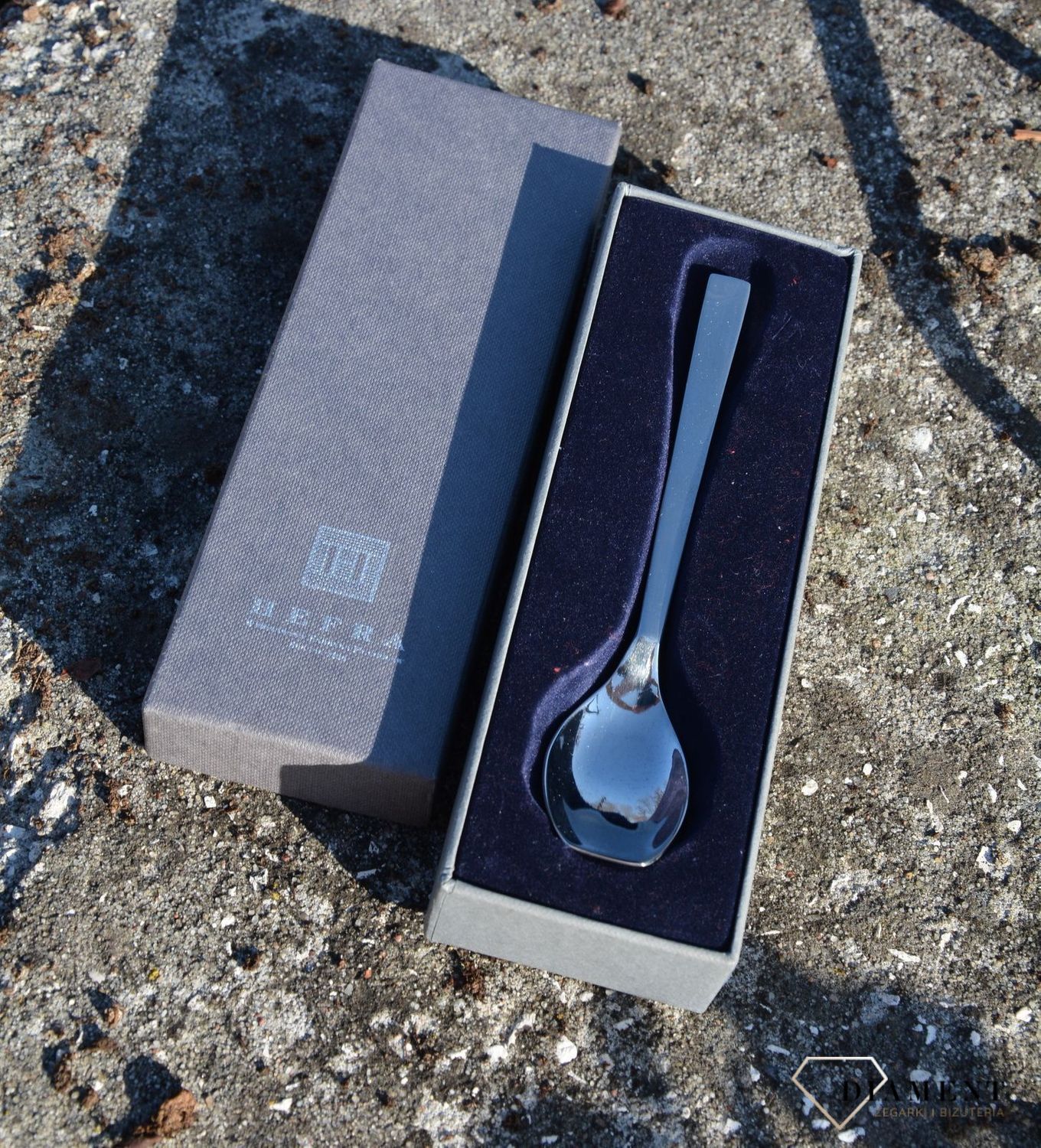 Srebrna łyżeczka do cukru o prostym wzorze 01-20-N1-00-1B. Srebrna łyżeczka marki Hafra o prostym wykończeniu. Srebra łyżeczka została zapakowana w ozdobne pudełko. Srebrna łyżeczka do cukru.jpg