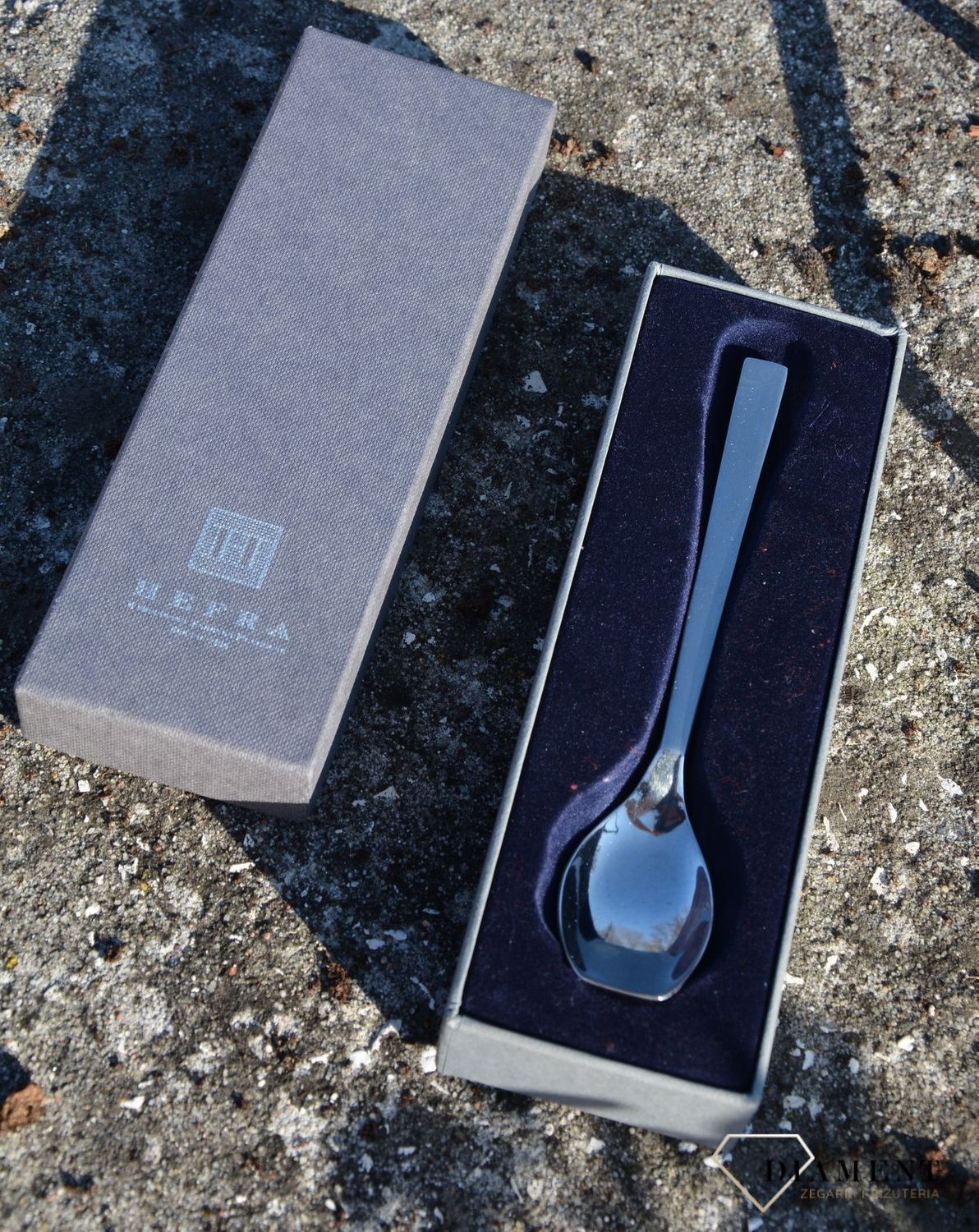 Srebrna łyżeczka do cukru o prostym wzorze 01-20-N1-00-1B. Srebrna łyżeczka marki Hafra o prostym wykończeniu. Srebra łyżeczka została zapakowana w ozdobne pudełko. Srebrna łyżeczka do cukru.jpg