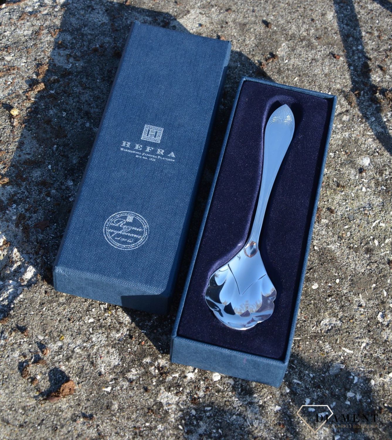 Łyżeczka do cukru z ozdobnym zakończeniem 01-35-P1-24-1D. Jest to świetny pomysł na prezent, łyżeczka z grawerem to świetna pamiątka na lata. Na łyżeczce można wykonać darmowy grawer..jpg