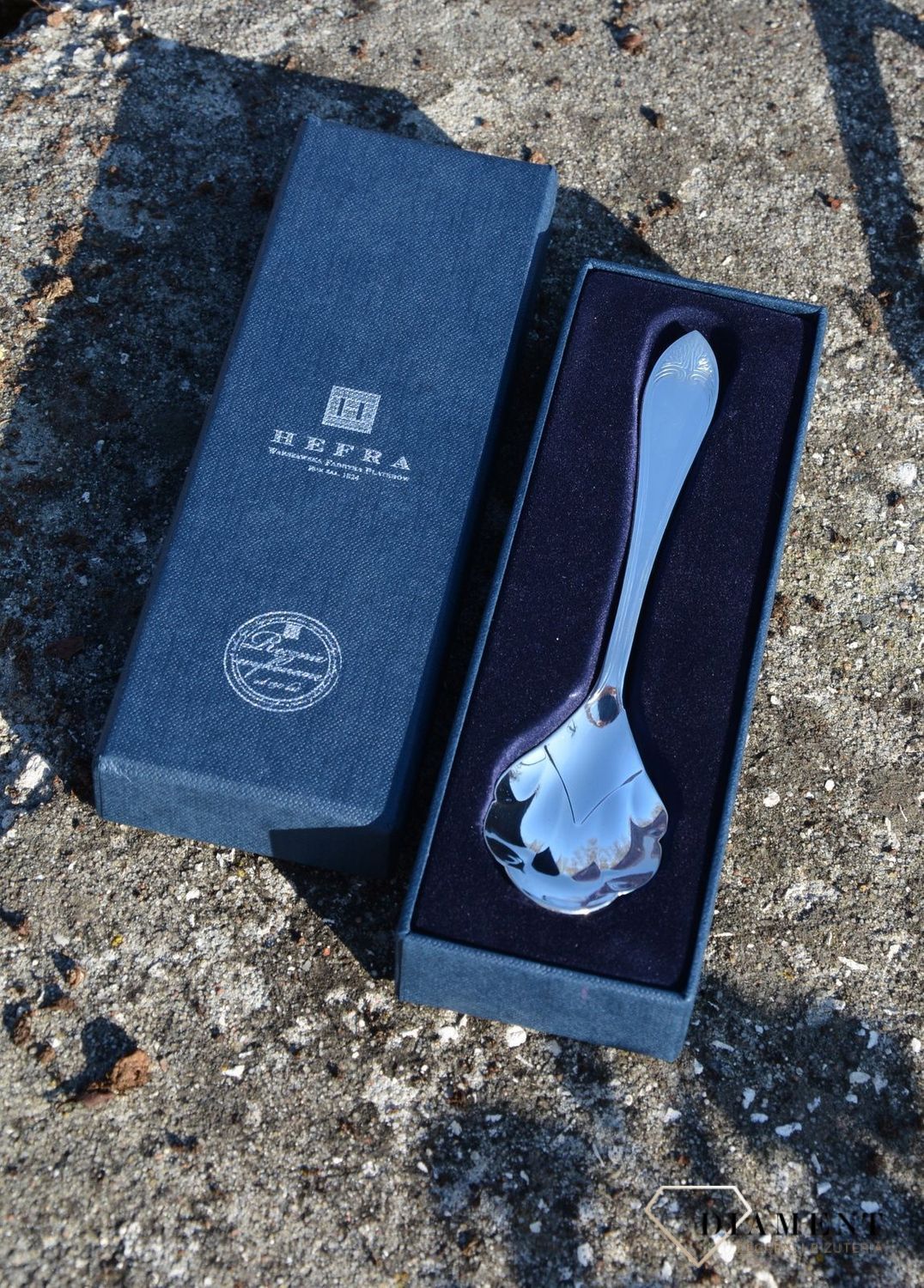 Łyżeczka do cukru z ozdobnym zakończeniem 01-35-P1-24-1D. Jest to świetny pomysł na prezent, łyżeczka z grawerem to świetna pamiątka na lata. Na łyżeczce można wykonać darmowy grawer..jpg