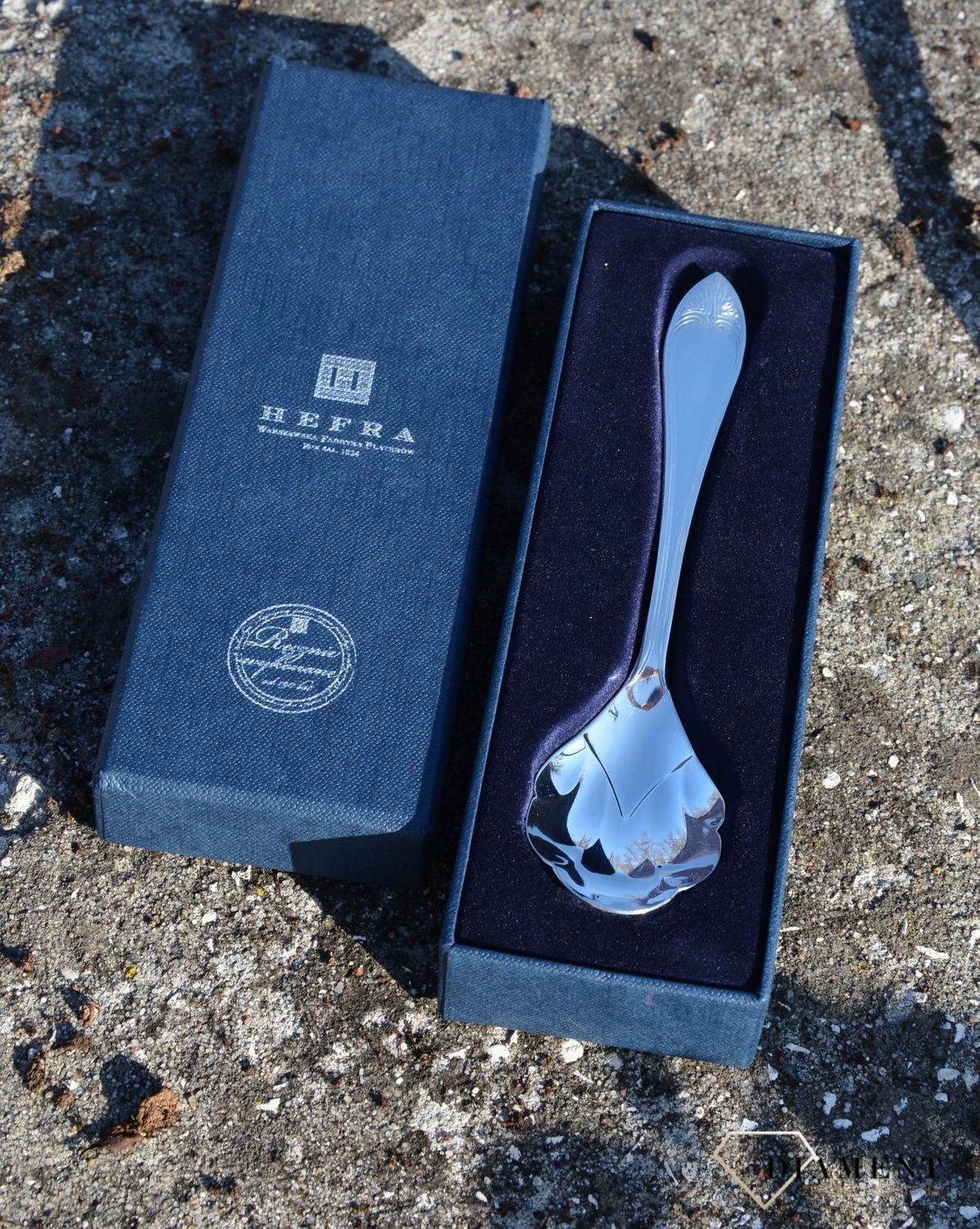 Łyżeczka do cukru z ozdobnym zakończeniem 01-35-P1-24-1D. Jest to świetny pomysł na prezent, łyżeczka z grawerem to świetna pamiątka na lata. Na łyżeczce można wykonać darmowy grawer..jpg