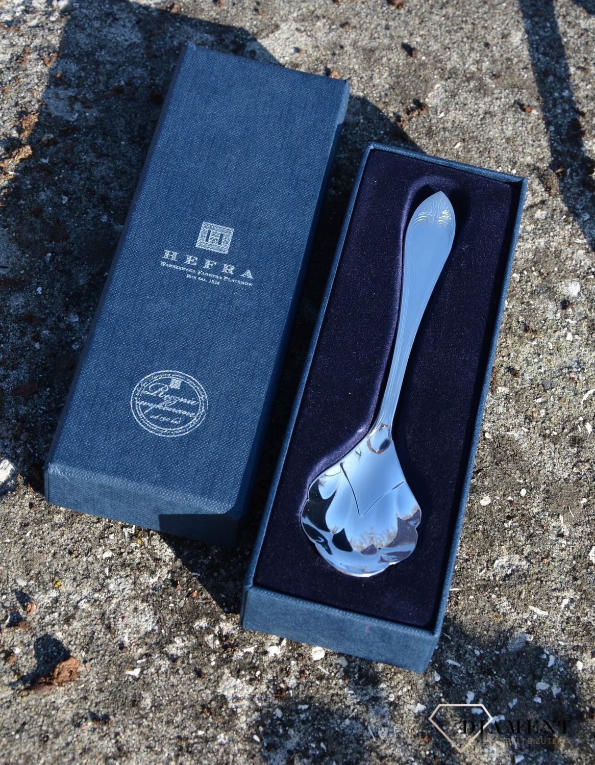 Łyżeczka do cukru z ozdobnym zakończeniem 01-35-P1-24-1D. Jest to świetny pomysł na prezent, łyżeczka z grawerem to świetna pamiątka na lata. Na łyżeczce można wykonać darmowy grawer..jpg