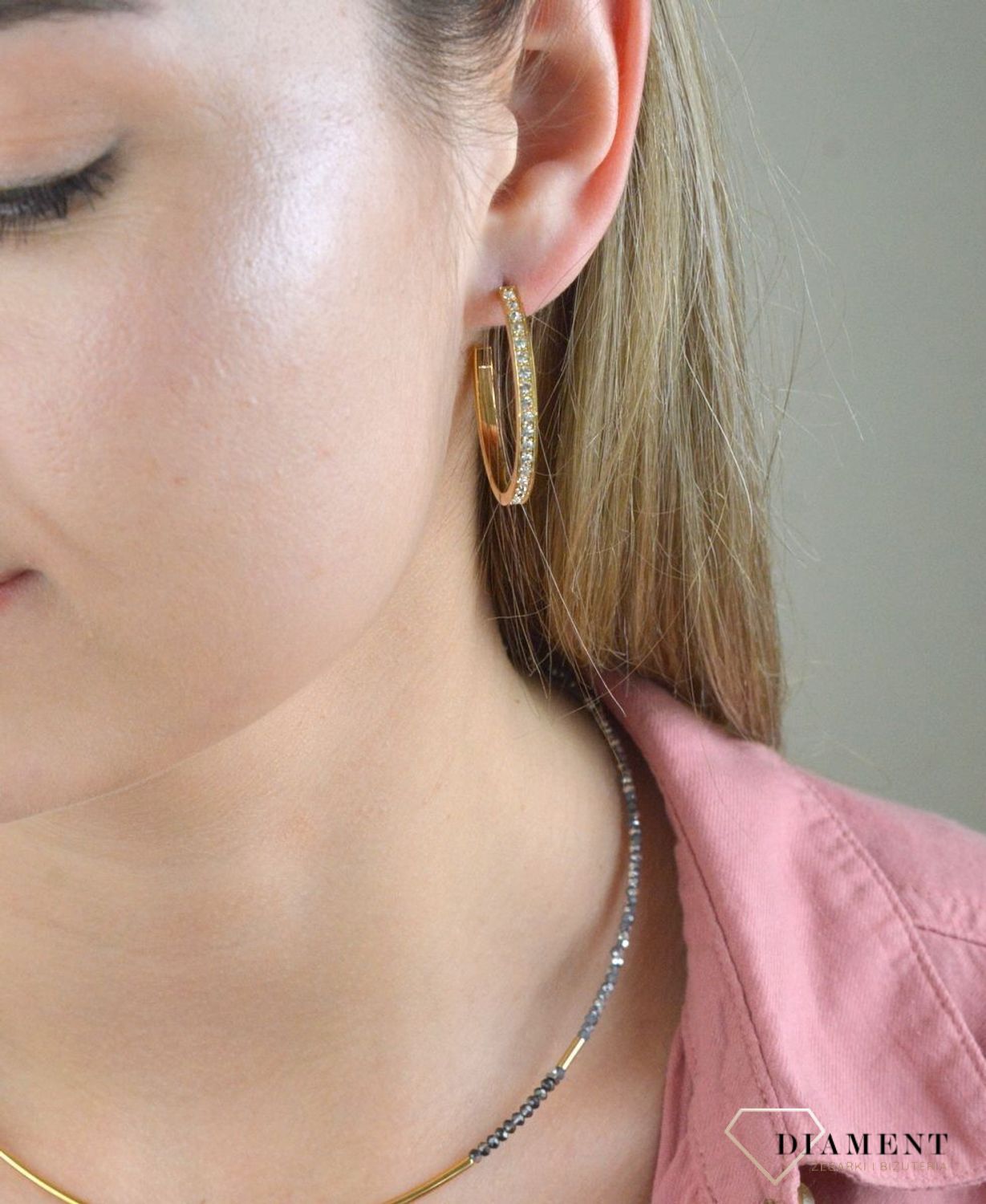 Kolczyki koła z białymi kryształkami Swarovski białe Coeur De Lion 0128211816. Średnica kolczyków 3,5 cm. Pełne wdzięku filigranowe połączenia z delikatnymi białymi elementami. Zapięcie na sztyft wykonane jest.jpg