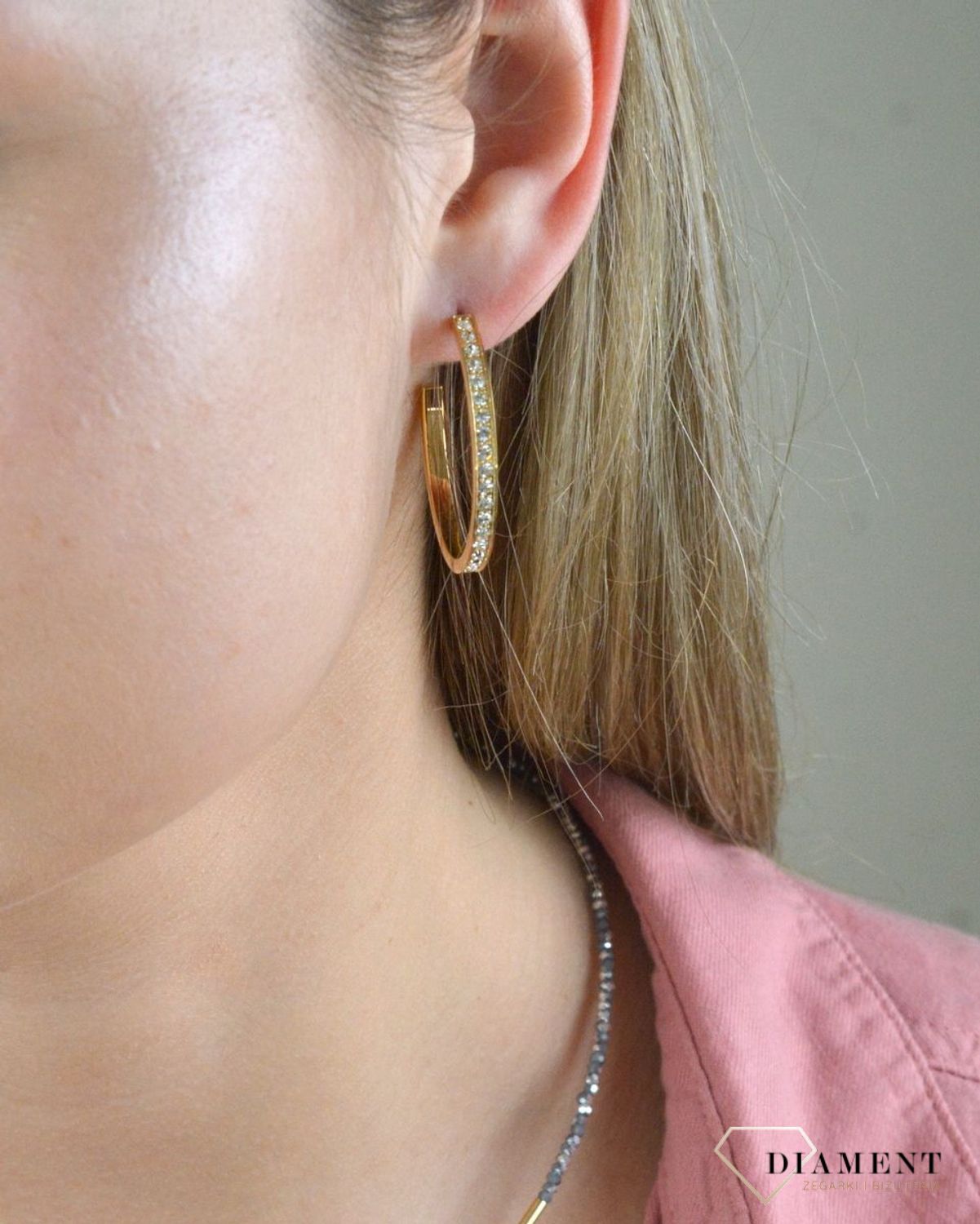 Kolczyki koła z białymi kryształkami Swarovski białe Coeur De Lion 0128211816. Średnica kolczyków 3,5 cm. Pełne wdzięku filigranowe połączenia z delikatnymi białymi elementami. Zapięcie na sztyft wykonane jest.jpg