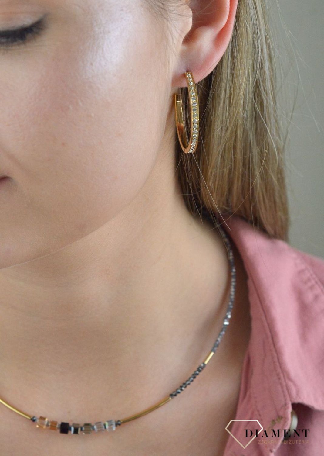 Kolczyki koła z białymi kryształkami Swarovski białe Coeur De Lion 0128211816. Średnica kolczyków 3,5 cm. Pełne wdzięku filigranowe połączenia z delikatnymi białymi elementami. Zapięcie na sztyft wykonane jest.jpg