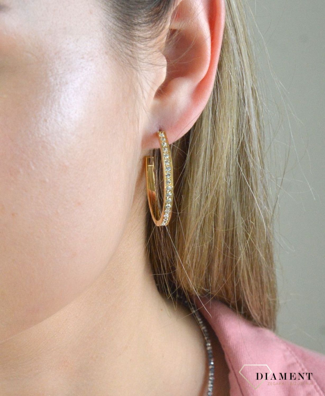 Kolczyki koła z białymi kryształkami Swarovski białe Coeur De Lion 0128211816. Średnica kolczyków 3,5 cm. Pełne wdzięku filigranowe połączenia z delikatnymi białymi elementami. Zapięcie na sztyft wykonane jest.jpg