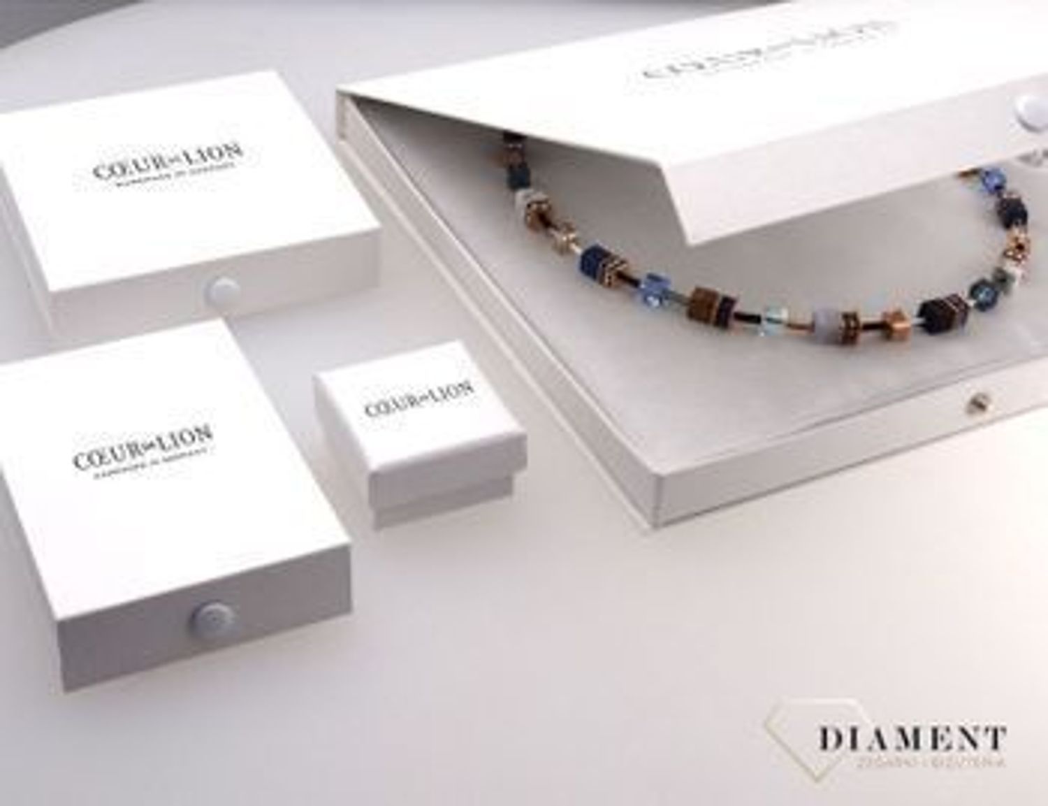 Kolczyki koła Coeur De Lion białe kryształki Swarovski 0128211822. Średnica kolczyków 3,5 cm..jpg