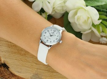 Timemaster 013-11 to stylowy zegarek dziecięcy z dokładnym mechanizmem kwarcowym, białym paskiem ze skóry naturalnej i wodoszczelnością 30M. Idealny do szkoły i na co dzień! (2).jpg