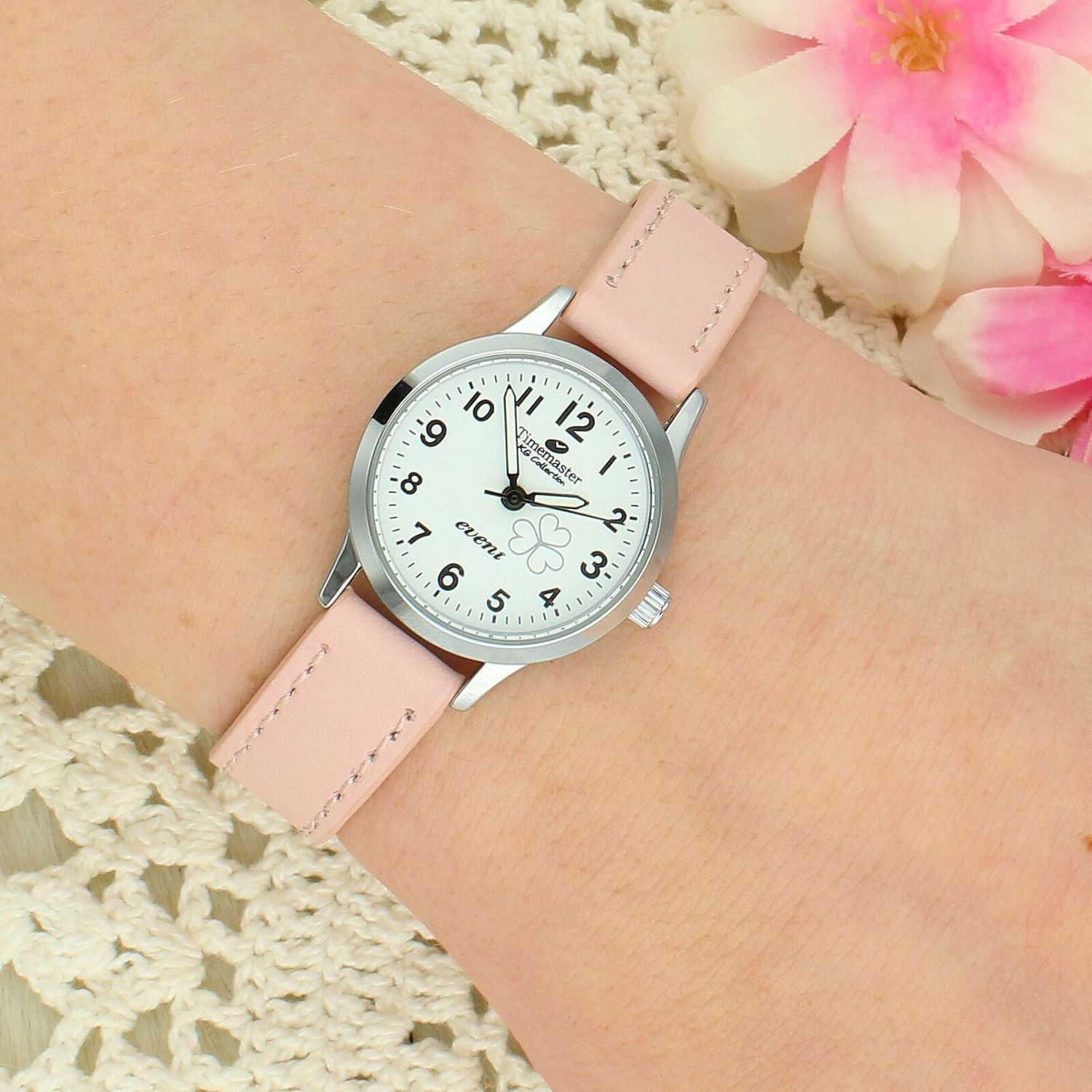 Zegarek komunijny dla dziewczynki Timemaster Event 013-13 – różowy pasek, srebrna koperta, koniczynka 26 mm + pudełko komunijne.jpg