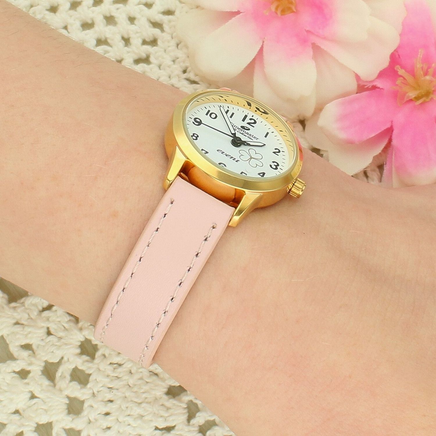 Zegarek komunijny dla dziewczynki Timemaster Event 013-14 – różowy pasek, złota koperta, koniczynka 26 mm + pudełko komunijne.jpg