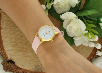 Timemaster 013-4 to uroczy zegarek dziecięcy z pozłacaną kopertą, różowym paskiem i czytelną tarczą. Mechanizm kwarcowy, szkło mineralne, wodoszczelność 30M. Idealny prezent dla dziewczynki! (3).jpg