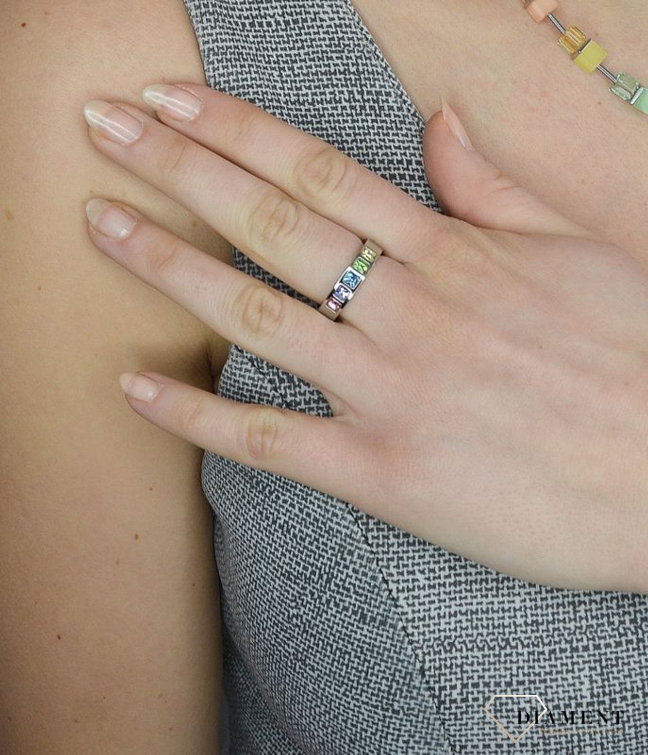 Pierścionek obrączka Swarovski różnokolorowe kryształy Coeur De Lion 0130401580 Piękny pierścionek damski niebieski Swarovski Coeur De Lion.jpg