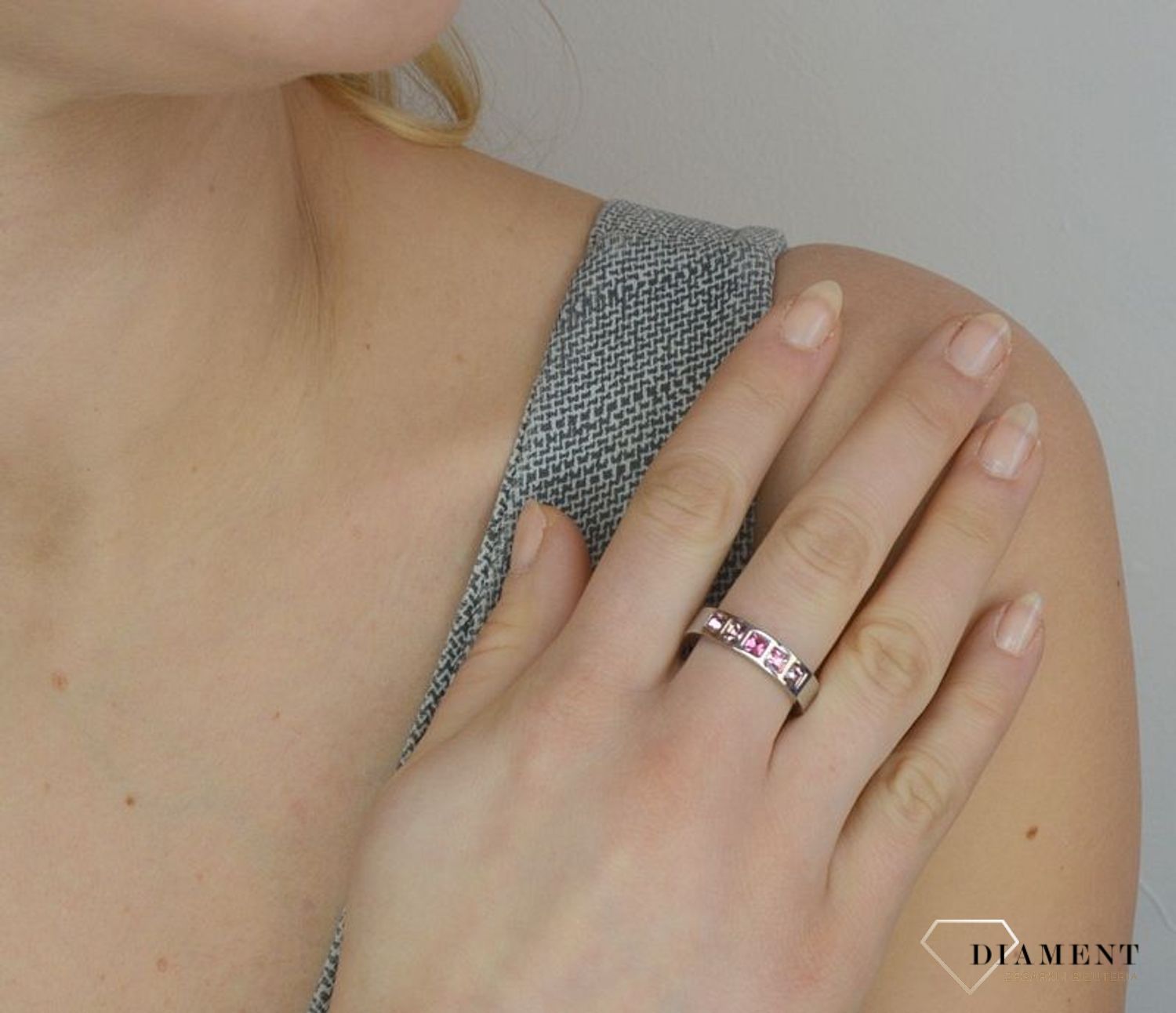 Pierścionek obrączka Swarovski różowe kryształy Coeur De Lion 0130401917.jpg