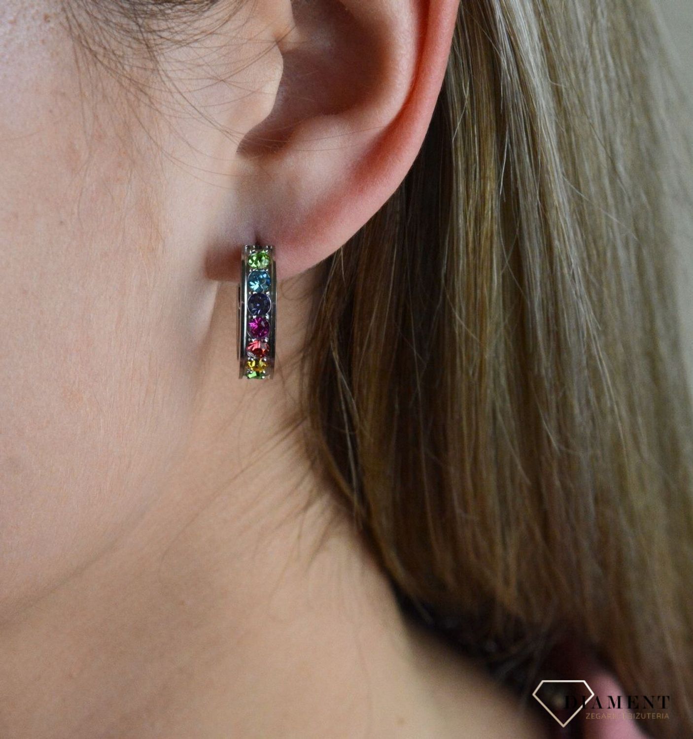 Kolczyki koła z kryształkami Swarovski kolorowe Coeur De Lion 0131211517. Średnica kolczyków 2 cm. Pełne wdzięku filigranowe połączenia z delikatnymi kolorowymi elementami. Zapięcie na sztyft wykonane jest ze s.jpg