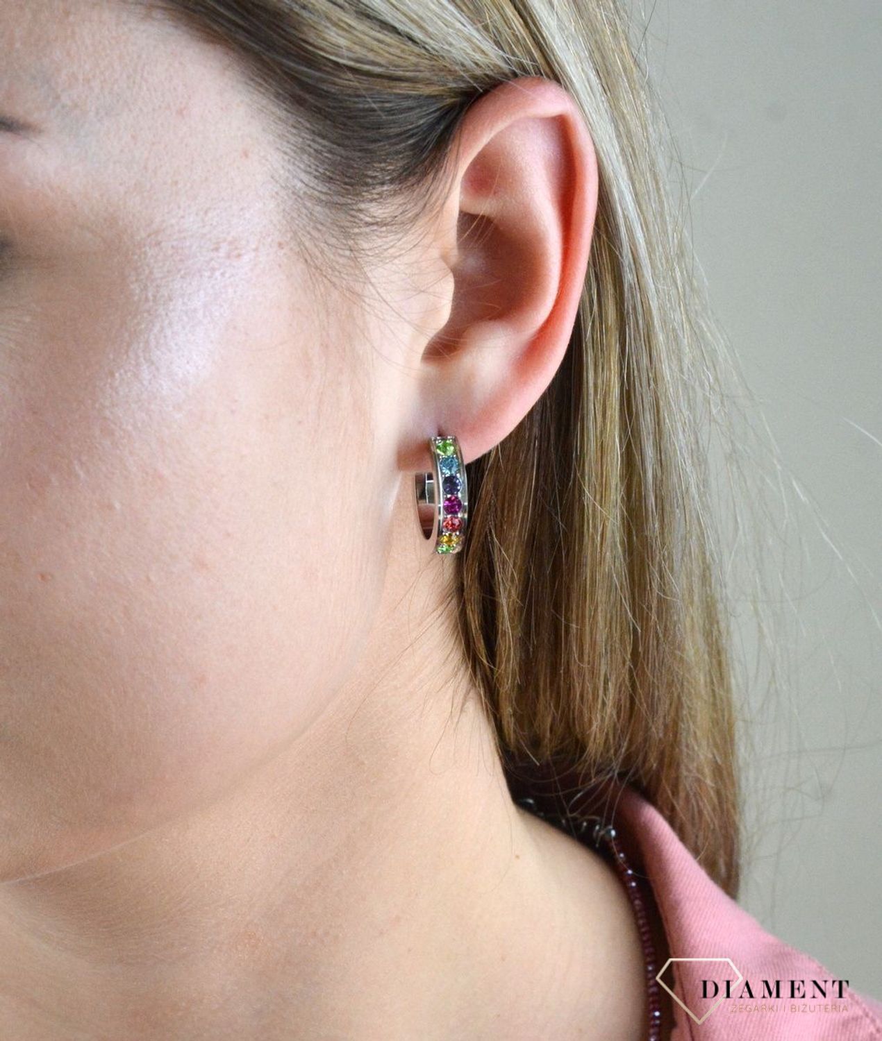 Kolczyki koła z kryształkami Swarovski kolorowe Coeur De Lion 0131211517. Średnica kolczyków 2 cm. Pełne wdzięku filigranowe połączenia z delikatnymi kolorowymi elementami. Zapięcie na sztyft wykonane jest ze s.jpg