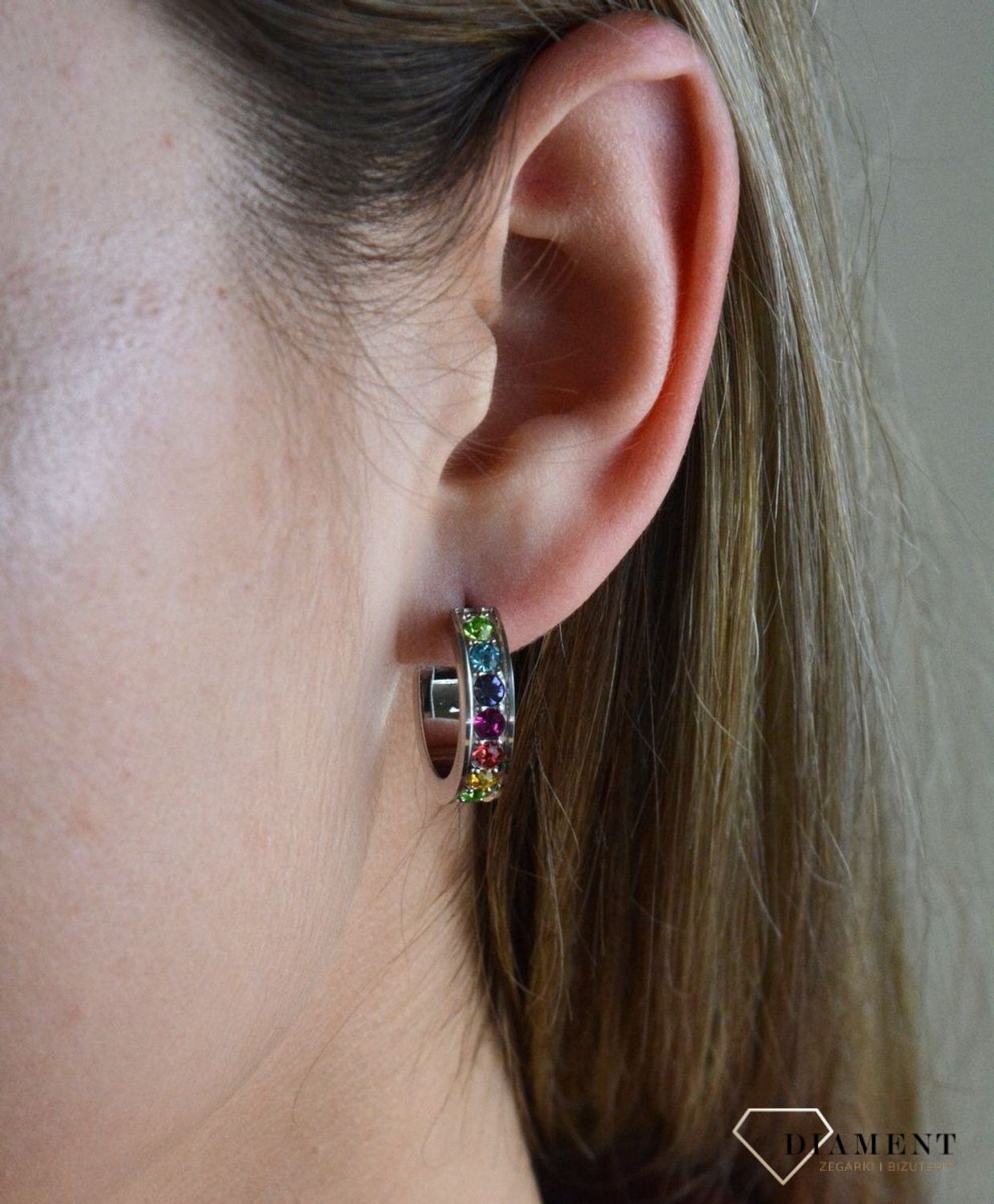 Kolczyki koła z kryształkami Swarovski kolorowe Coeur De Lion 0131211517. Średnica kolczyków 2 cm. Pełne wdzięku filigranowe połączenia z delikatnymi kolorowymi elementami. Zapięcie na sztyft wykonane jest ze s.jpg