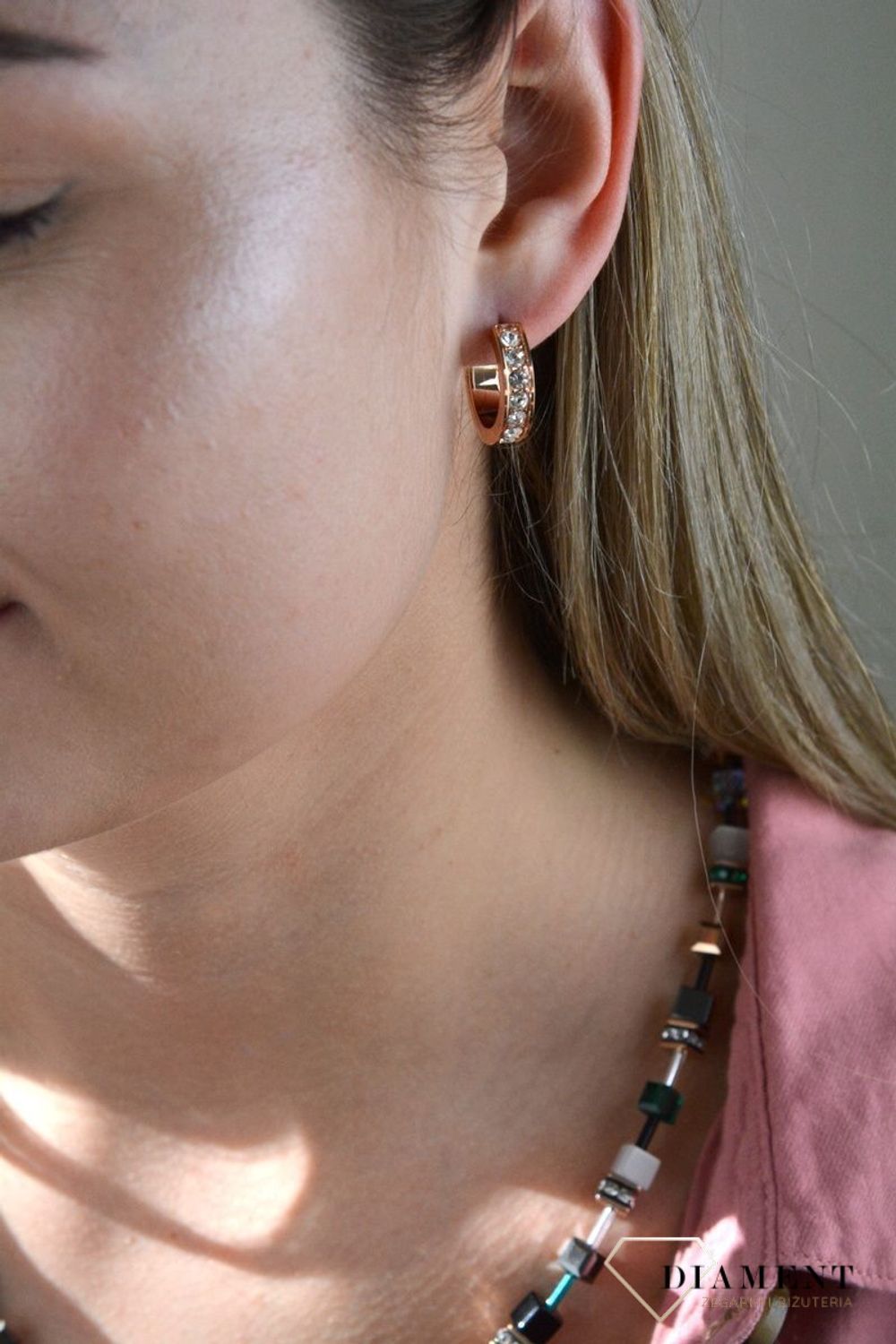 Kolczyki koła z kryształkami Swarovski białe Coeur De Lion 0131211822. Kolczyki koła koloru różowego złota Swarovski białe Coeur De Lion  to biżuteria damska pasująca do każdej stylizacji. COEUR DE LION to nowy.jpg