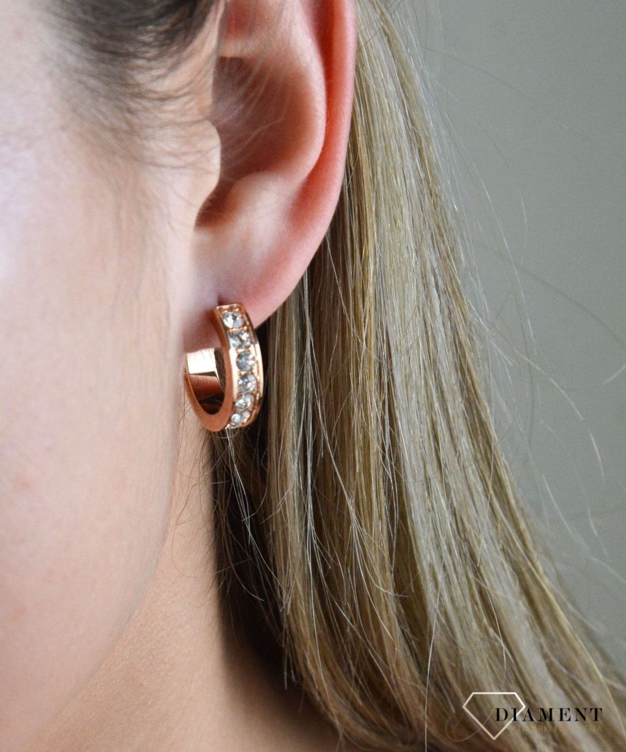 Kolczyki koła z kryształkami Swarovski białe Coeur De Lion 0131211822. Kolczyki koła koloru różowego złota Swarovski białe Coeur De Lion  to biżuteria damska pasująca do każdej stylizacji. COEUR DE LION to nowy.jpg