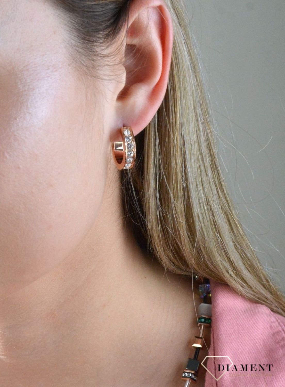 Kolczyki koła z kryształkami Swarovski białe Coeur De Lion 0131211822. Kolczyki koła koloru różowego złota Swarovski białe Coeur De Lion  to biżuteria damska pasująca do każdej stylizacji. COEUR DE LION to nowy.jpg