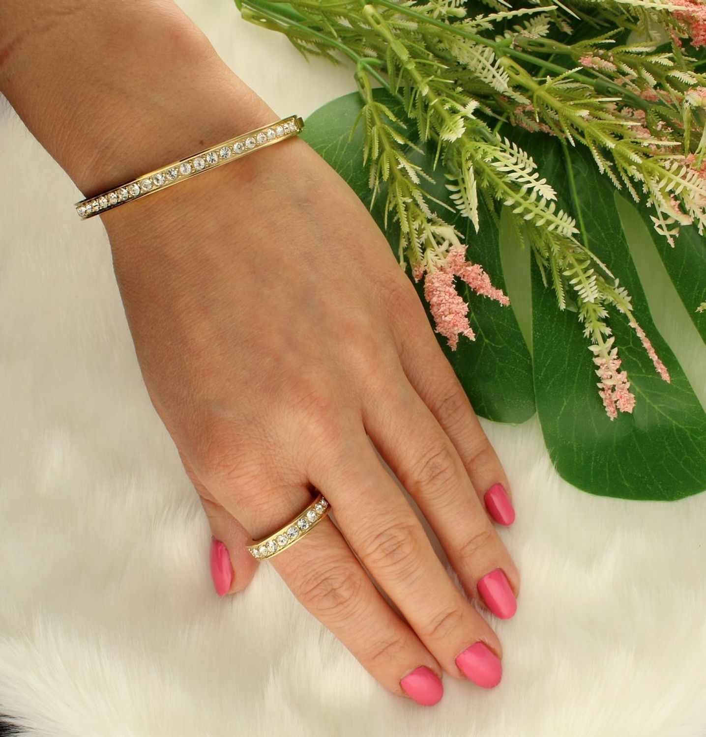 Bransoletka damska Coeur De Lion sztywna białe kryształki Swarovski 0131331816. Bransoletka damska Coeur De Lion  to prosta stalowa biżuteria w kolorze złotym wykonana w Niemczech z białymi kryształami Swarovsk.jpg