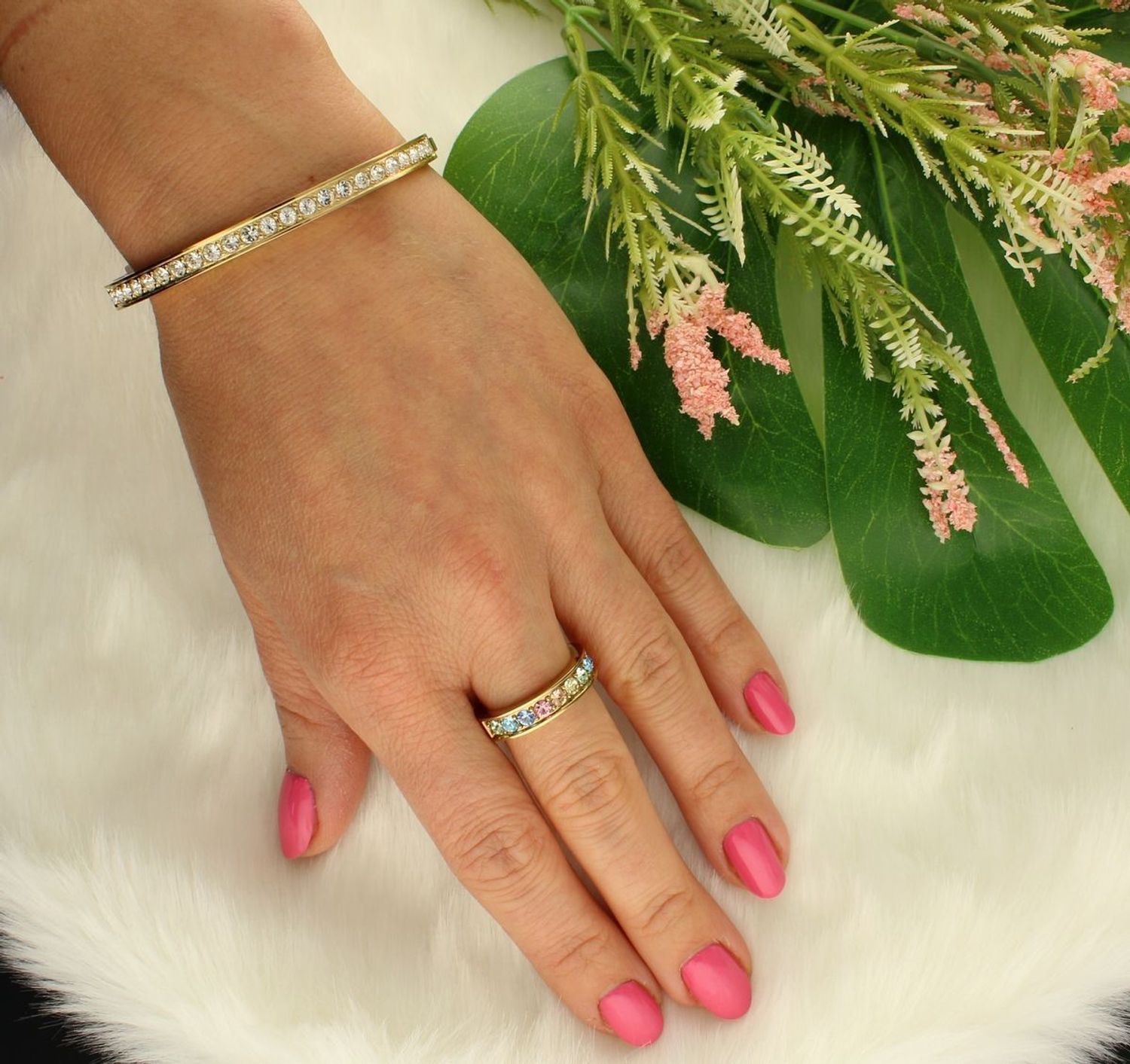 Bransoletka damska Coeur De Lion sztywna białe kryształki Swarovski 0131331816. Bransoletka damska Coeur De Lion  to prosta stalowa biżuteria w kolorze złotym wykonana w Niemczech z białymi kryształami Swarovsk.jpg