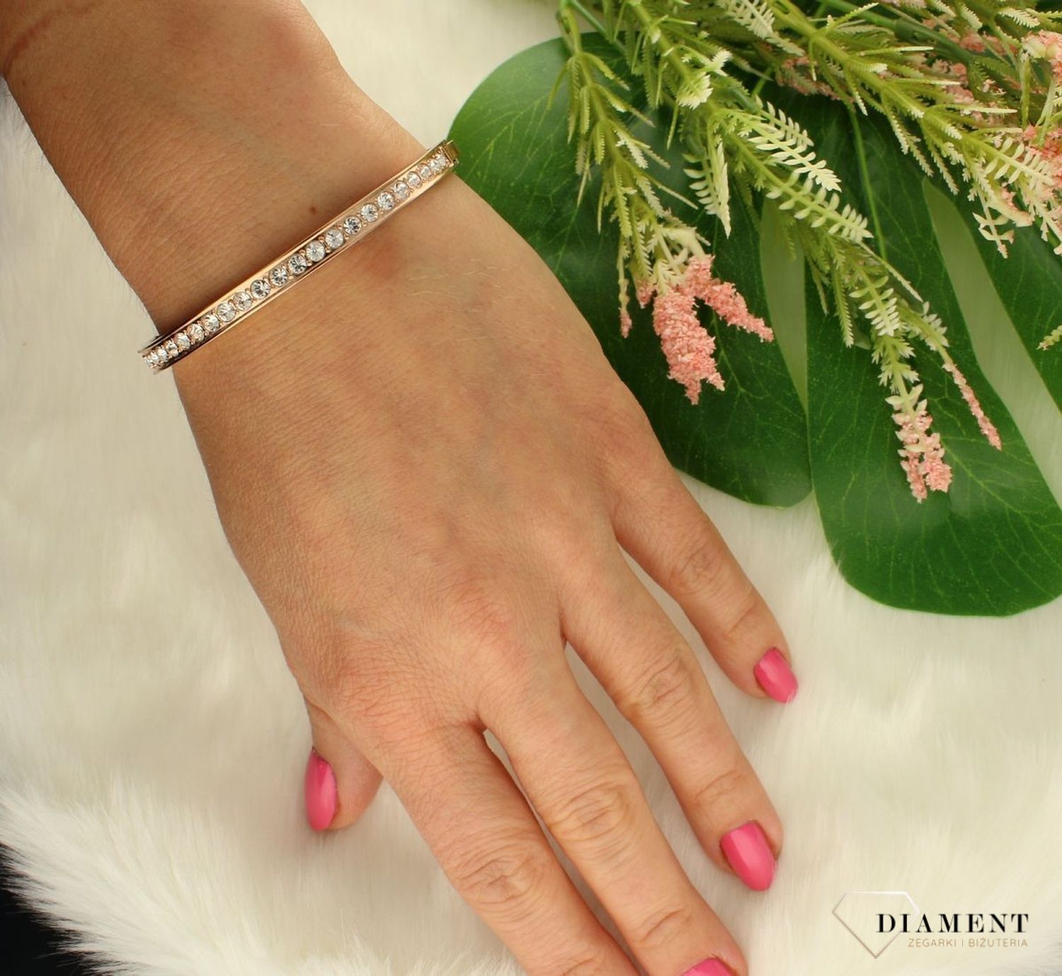 Bransoletka damska Coeur De Lion sztywna kryształki Swarovski 0131331822. Bransoletka damska Coeur De Lion  to prosta stalowa biżuteria w kolorze różowego złota wykonana w Niemczech z czarnymi kryształami Swaro.jpg