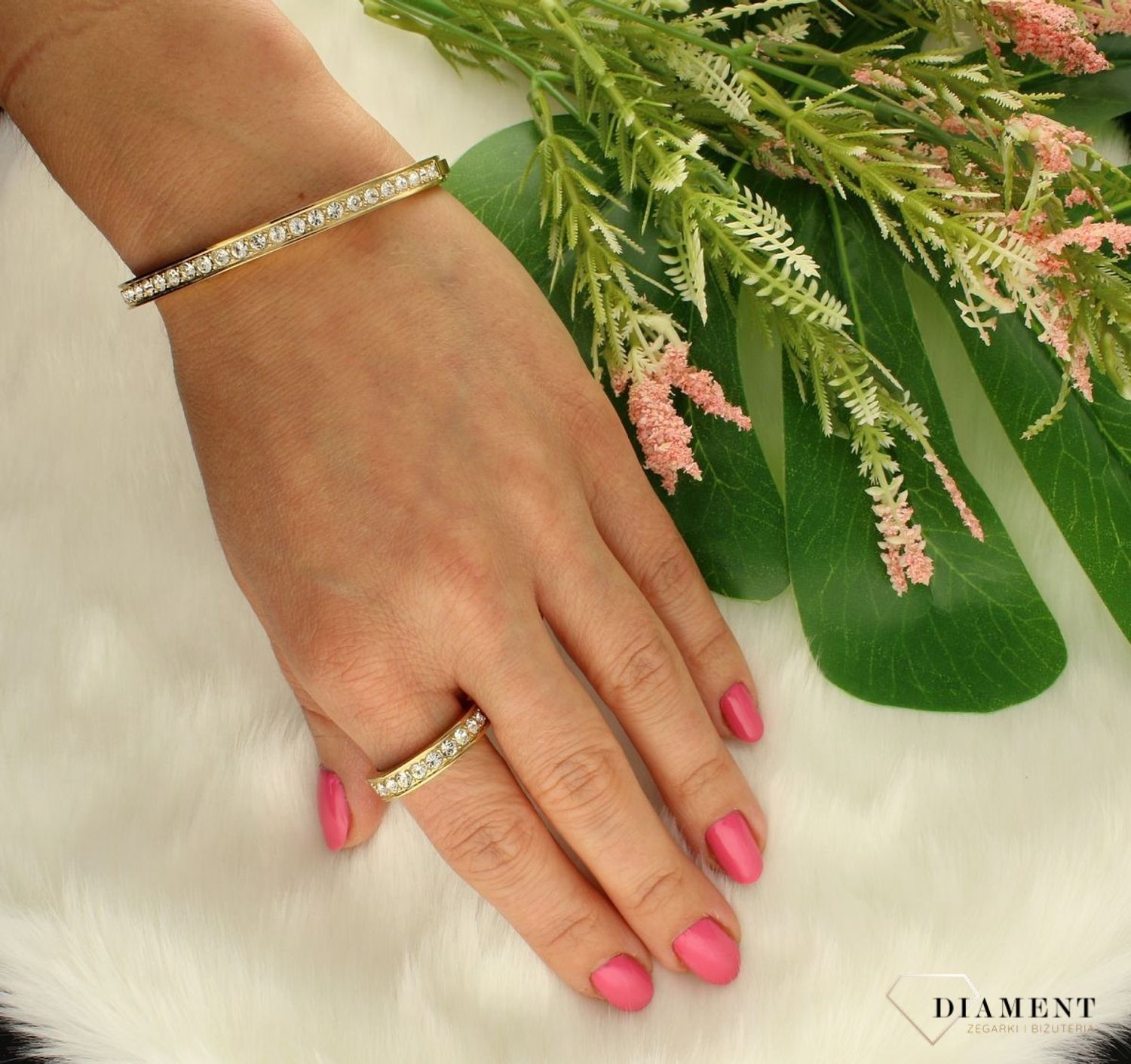 Bransoletka damska Coeur De Lion sztywna białe kryształki Swarovski 0131371816. Bransoletka damska Coeur De Lion  to prosta stalowa biżuteria w kolorze złotym wykonana w Niemczech z białymi kryształami Swarovs.jpg