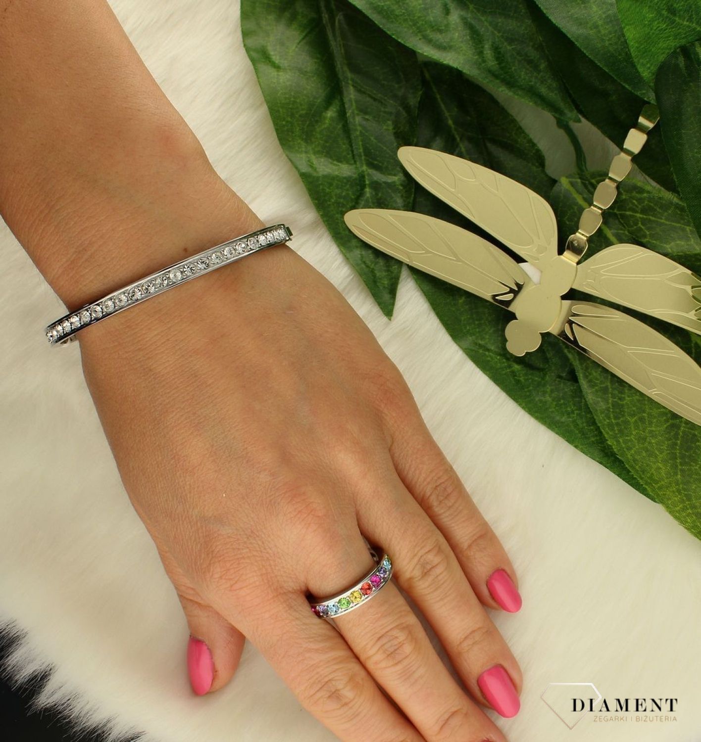 Bransoletka damska Coeur De Lion sztywna białe kryształki Swarovski 0131371817.Bransoletka damska Coeur De Lion  to prosta stalowa biżuteria w kolorze srebra wykonana w Niemczech z białymi kryształami Swarovski.jpg