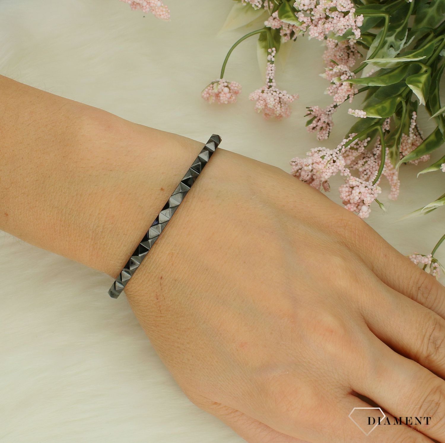 Bransoletka damska sztywna czarna ćwieki Coeur De Lion Spikes 0135321223. Bransoletka damska stalowa. Bransoletka damska na prezent. Bransoletka damska Coeur de Lion. Sztywna bransoletka damska..jpg