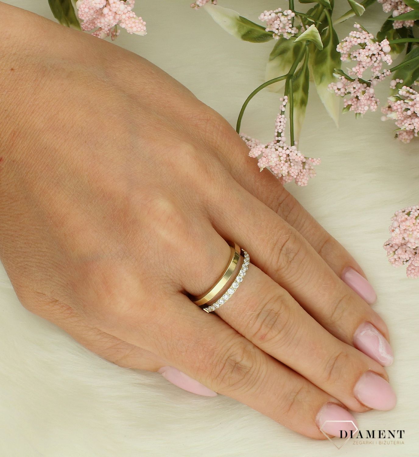 Pierścionek damski Coeur de Lion Essentials podwójny złoty z cyrkoniami 0136401816. Pierścionek damski Coeur de Lion. Stalowy pierścionek damski. Pierścionek z cyrkoniami. Pierścionek na prezent. Pierścionek stalowy dla kobiety..jpg