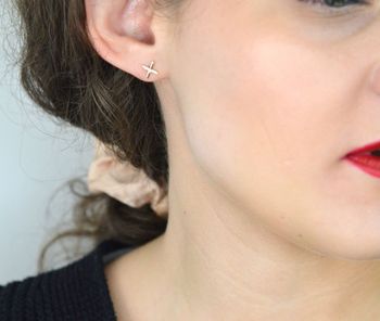 Kolczyki złote znak X z cyrkonią pr 585, 0161LP Stylowe kolczyki wykonane z wysokiej jakości złota próby 585, których design w kształcie znaku (4).JPG