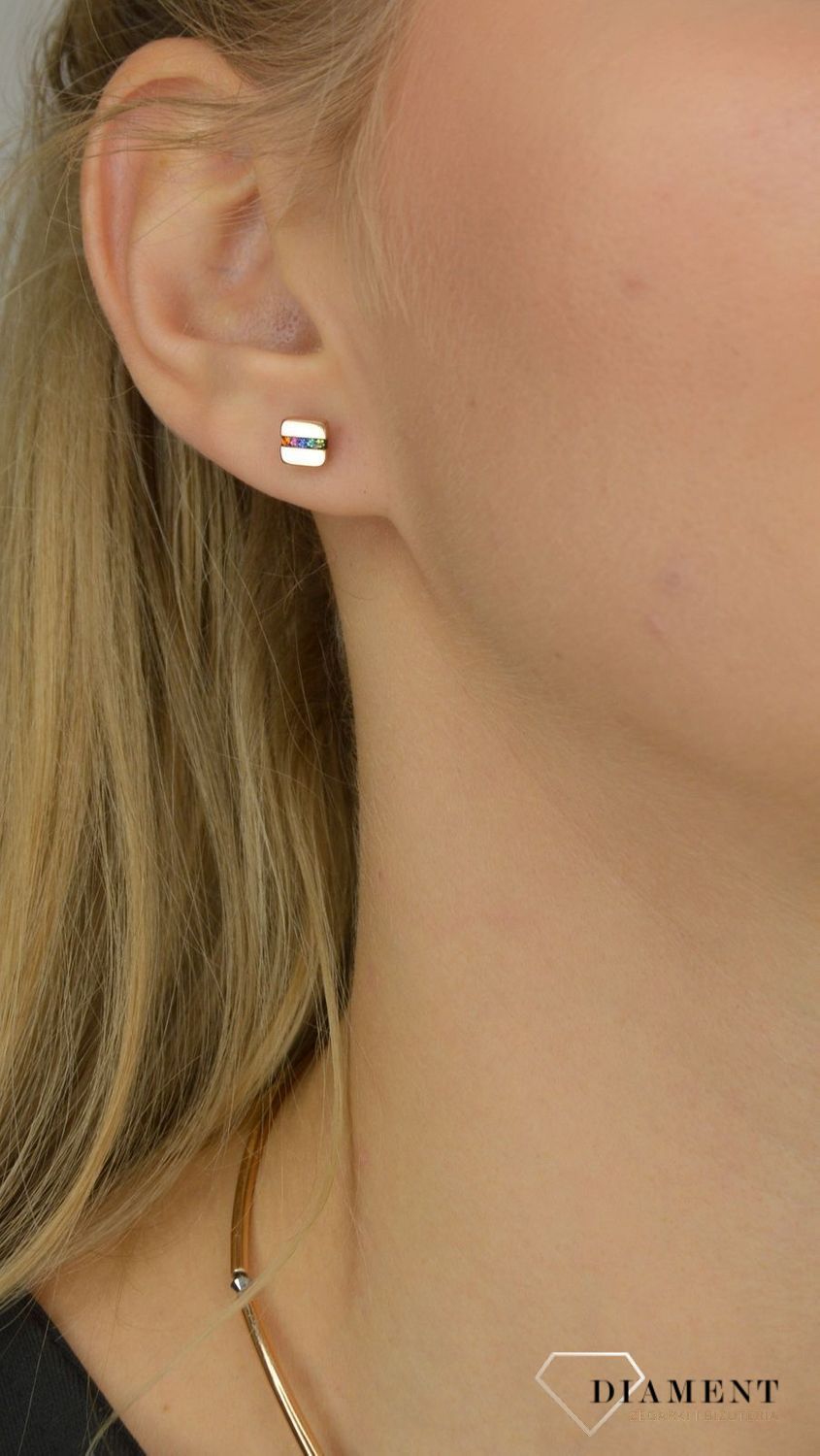 Piękne kolczyki damskie Swarovski kolorowe kwardraciki Coeur De Lion 0225211500 wpisują się w obowiązujące trendy i wyglądają niezwykle efektownie jak dodatek do wielu stylizacji..jpeg