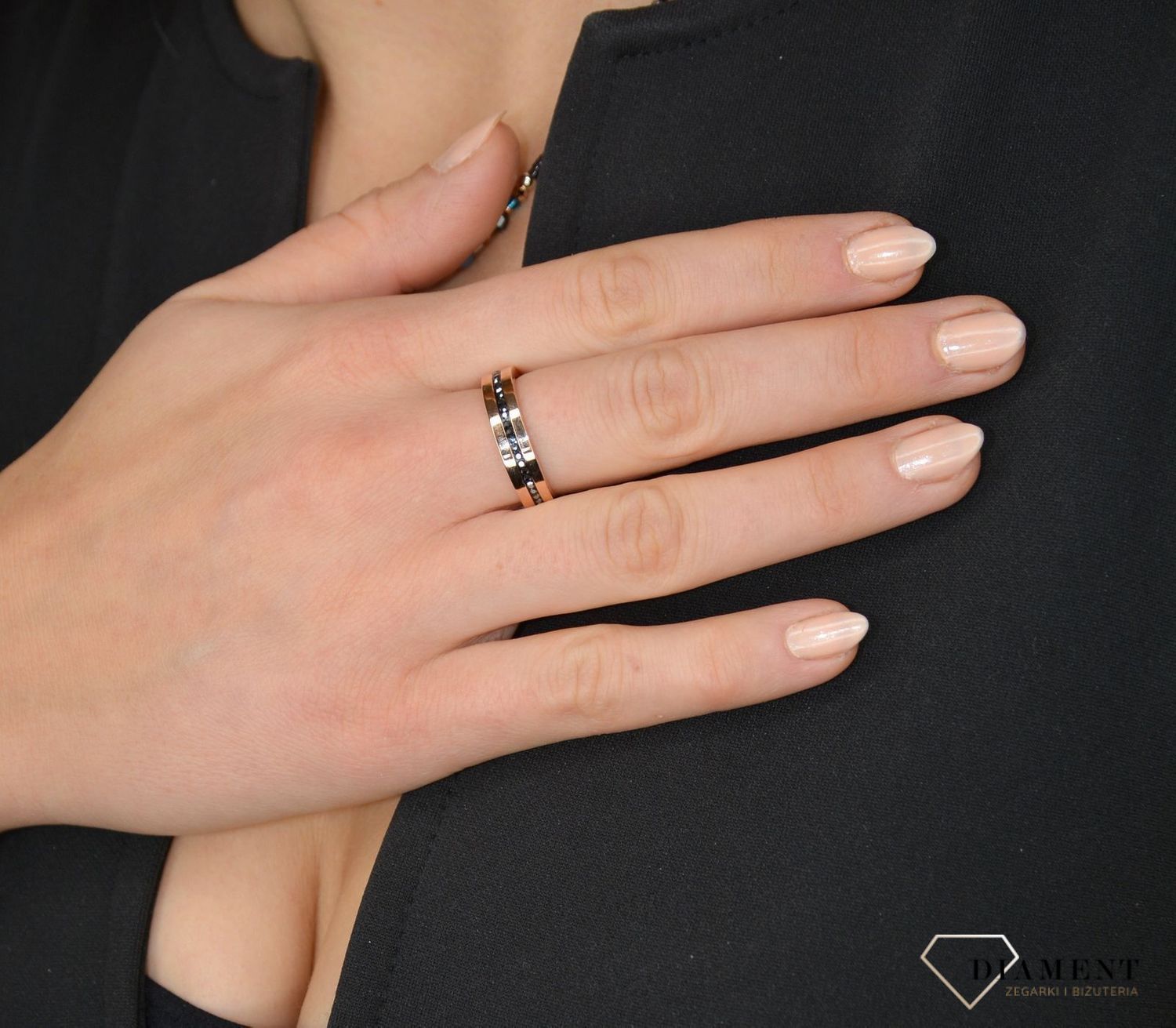 Piękny pierścionek damski czarny Swarovski Coeur De Lion ozdobiona kryształami Swarovski® to idealny pomysł na prezent dla kobiety oraz jako dodatek do wielu stylizacji..jpg