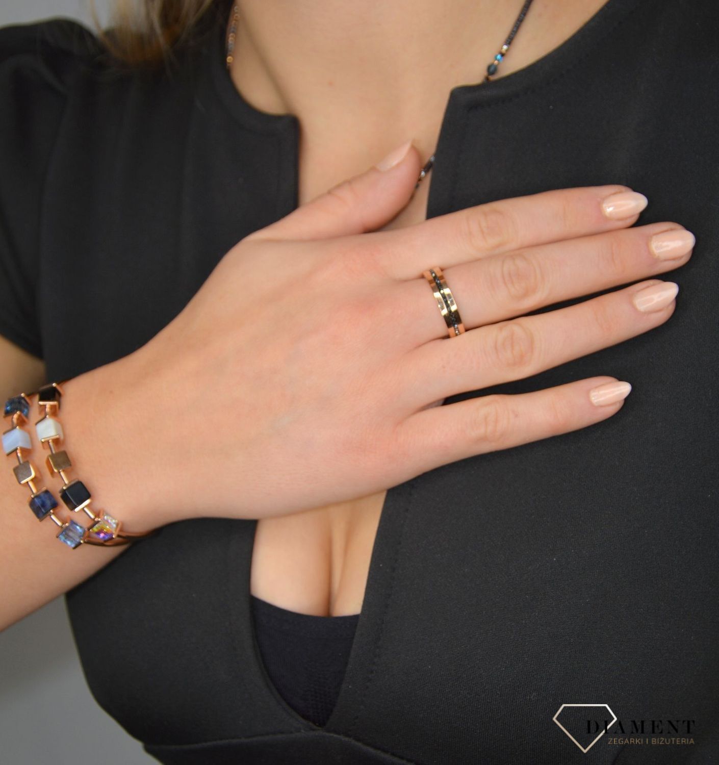 Piękny pierścionek damski czarny Swarovski Coeur De Lion ozdobiona kryształami Swarovski® to idealny pomysł na prezent dla kobiety oraz jako dodatek do wielu stylizacji..jpg