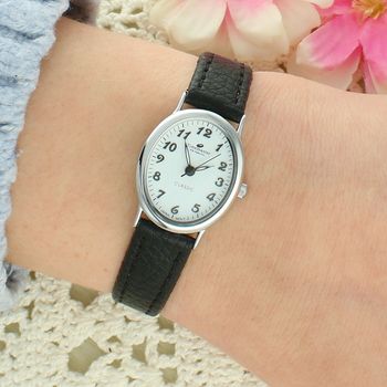 Zegarek damski Timemaster Czytelny 026-111 – owalna srebrna koperta, biała tarcza, czarny skórzany pasek srebrny.jpg