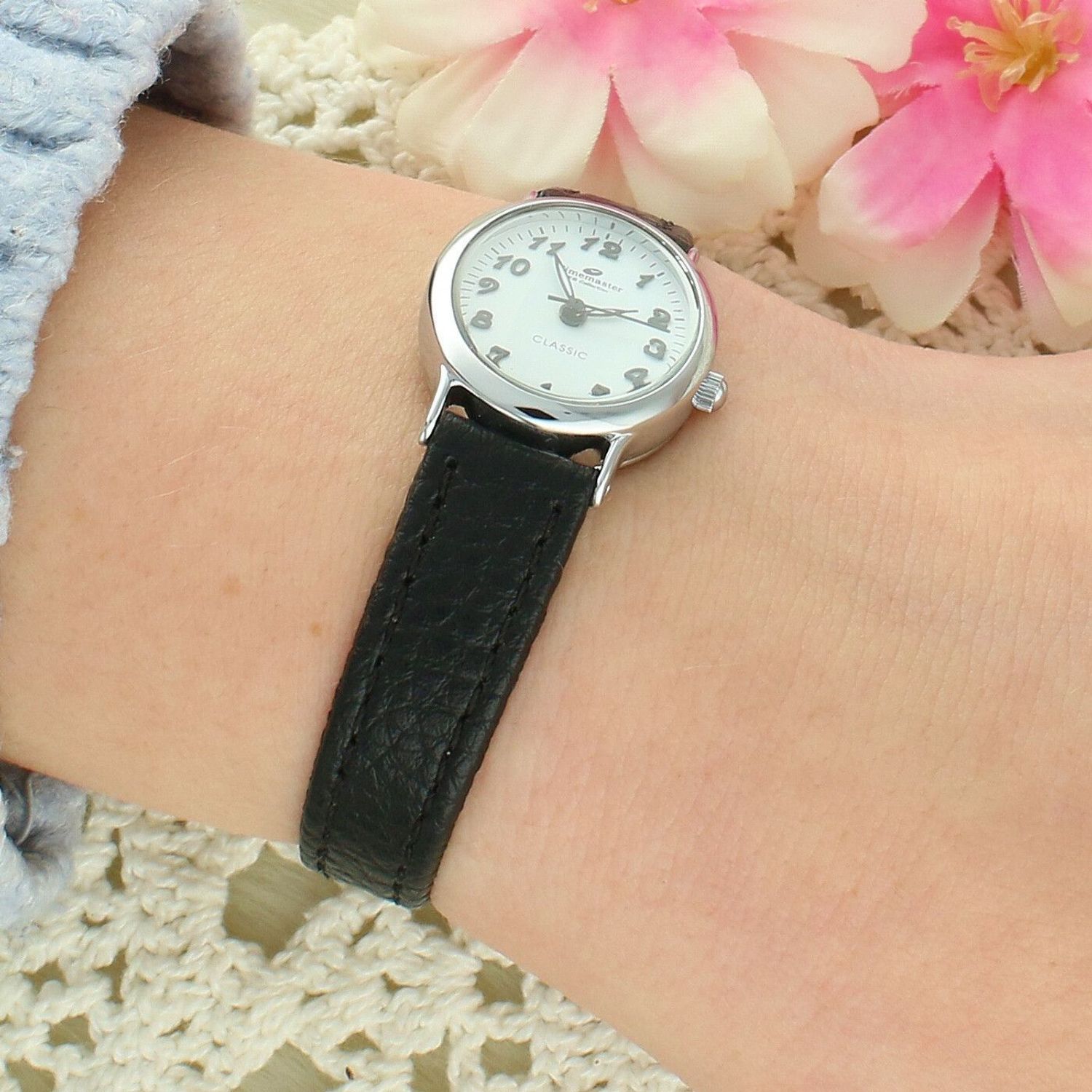 Zegarek damski Timemaster Czytelny 026-111 – owalna srebrna koperta, biała tarcza, czarny skórzany pasek.jpg