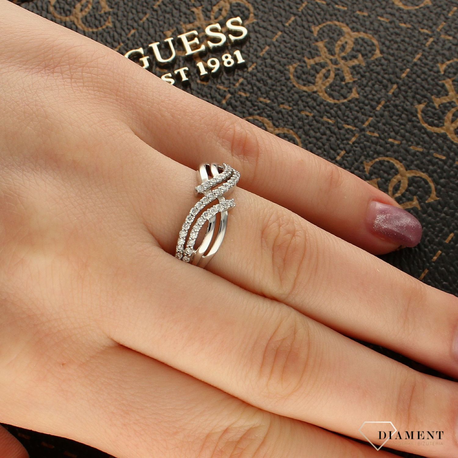 Złoty szeroki pierścionek brylantami  – Rozmiar 14  0660003215.jpg