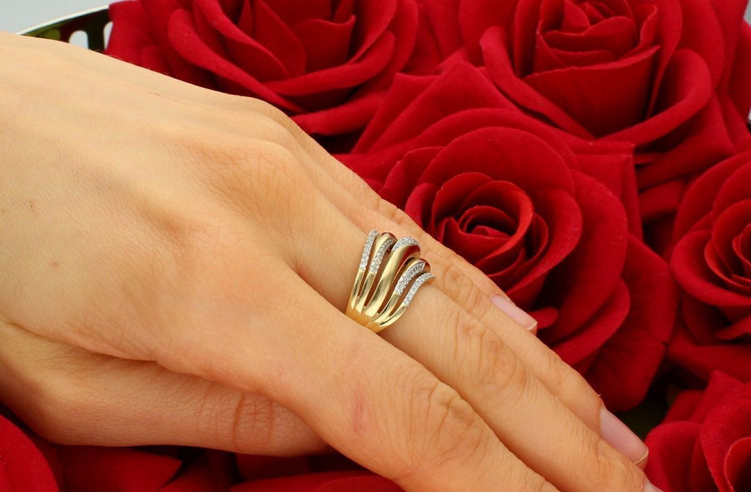 Złoty pierścionek 585 Diament żółte złoto rozmiar 14 Pierścionek  wykonany ze złota próby 585. Pierścionek składa się z 117 brylantów o łącznej wielkości 1.jpg