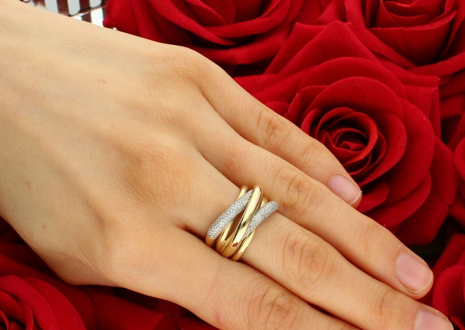 Złoty pierścionek 585 zaplatany z Diamentami Pierścionek wykonany ze złota próby 585. Pierścionek składa się ze 142 brylantów o łącznej wielkości 0,350 ct, barwie H oraz czystości SI. 1.jpg