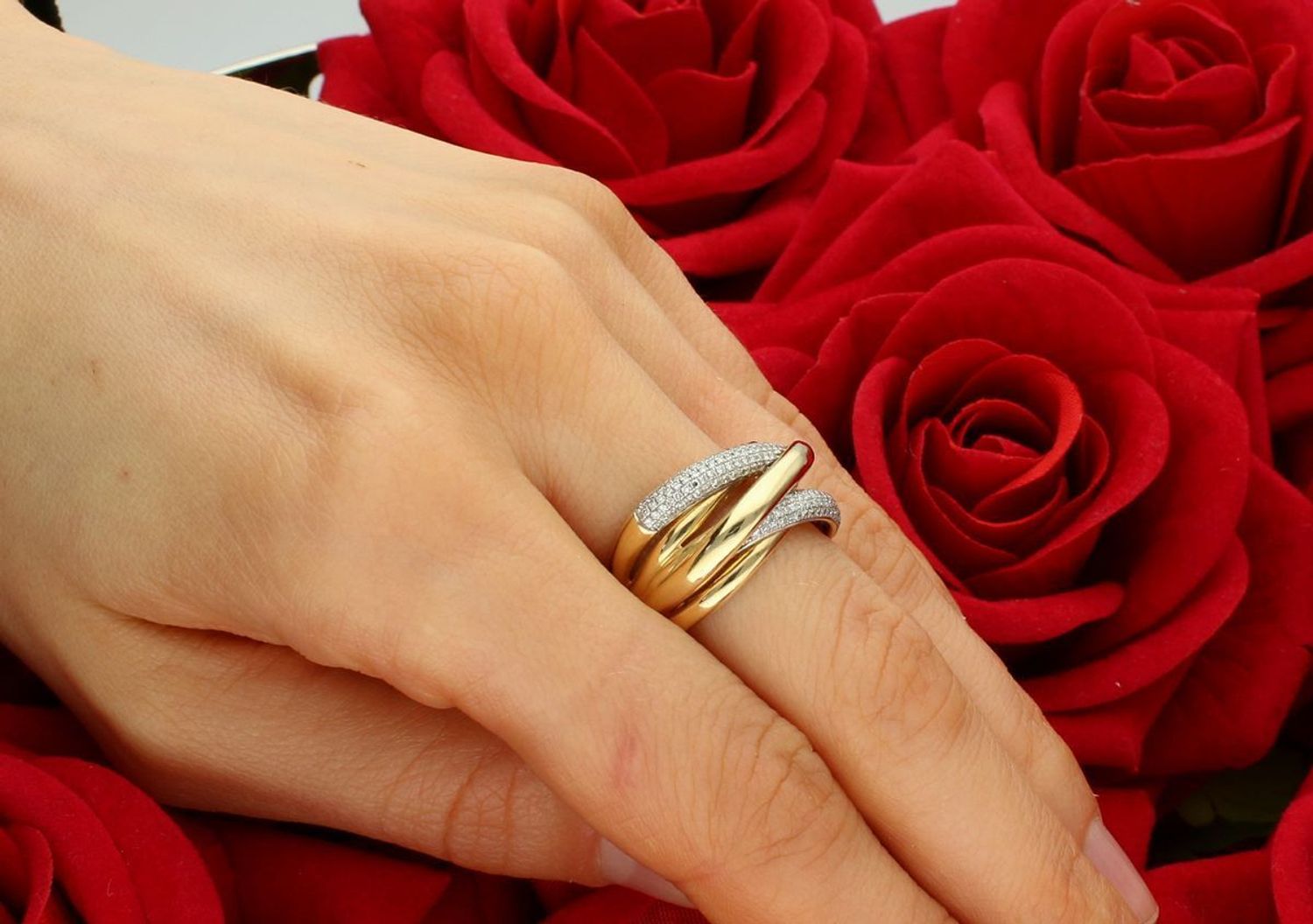 Złoty pierścionek 585 zaplatany z Diamentami Pierścionek wykonany ze złota próby 585. Pierścionek składa się ze 142 brylantów o łącznej wielkości 0,350 ct, barwie H oraz czystości SI. 1.jpg