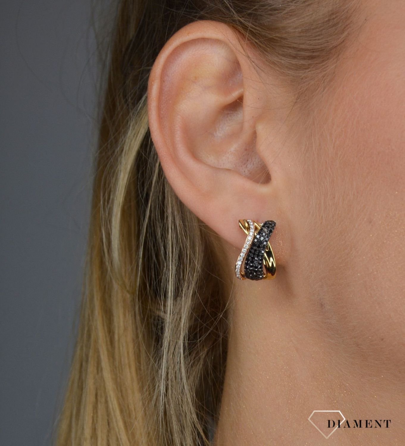 Złote kolczyki z brylantami białe i czarne brylanty.jpg