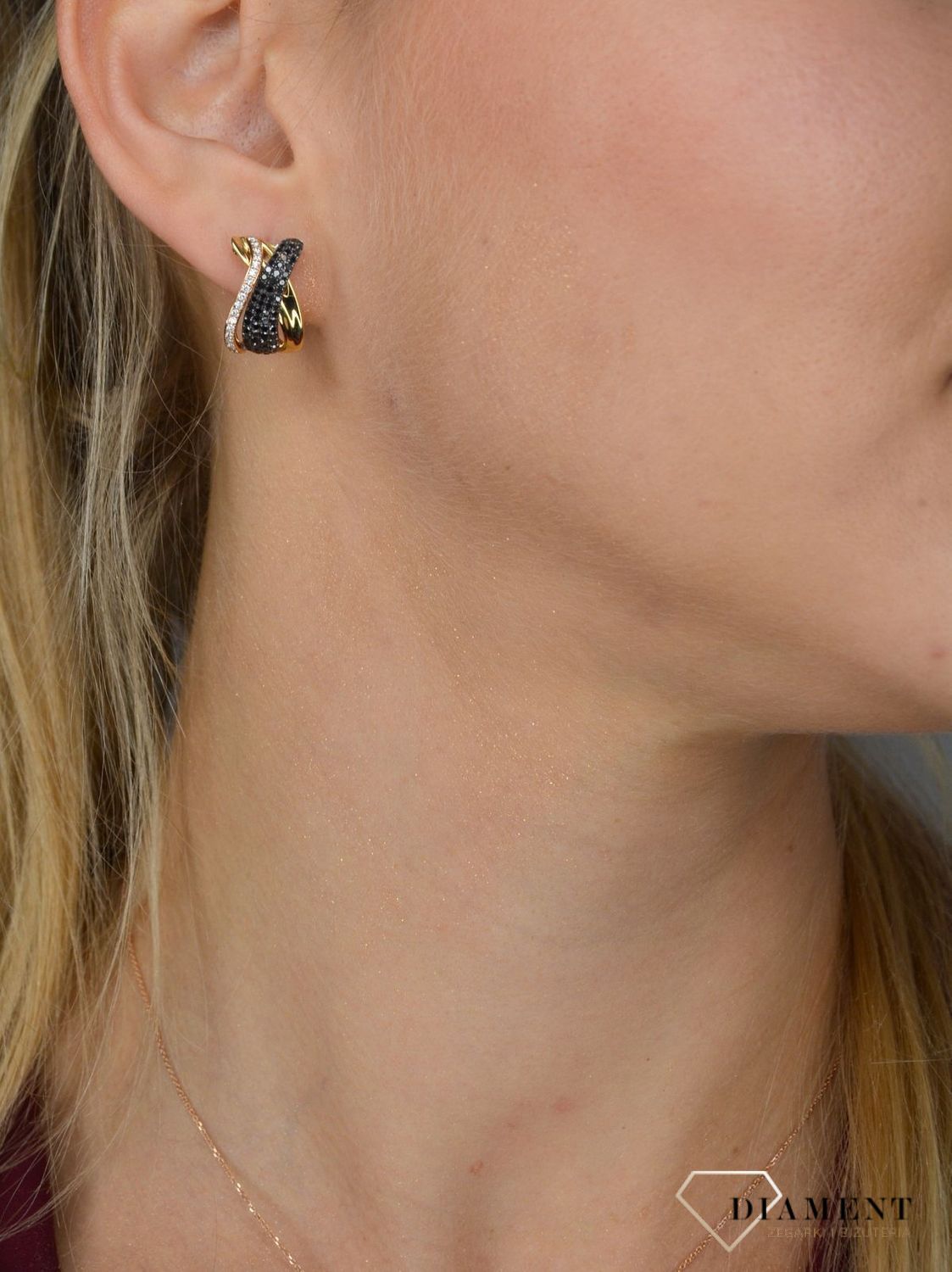 Złote kolczyki z brylantami białe i czarne brylanty.jpg