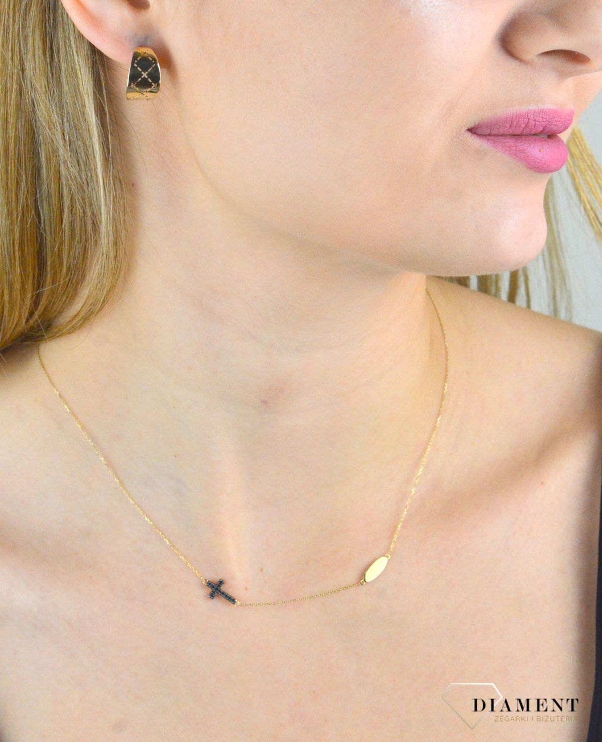 Złoty naszyjnik z krzyżykiem wysadzanym czarnymi brylantami N04549 Y0660052494 ✓Złote naszyjniki z brylantami ✓ Złote Naszyjniki Damskie w Sklepie z Biżuterią zegarki-diament.pl✓Piękne i Eleganckie Naszyjniki dla Kobiet✓Praw (1).jpg