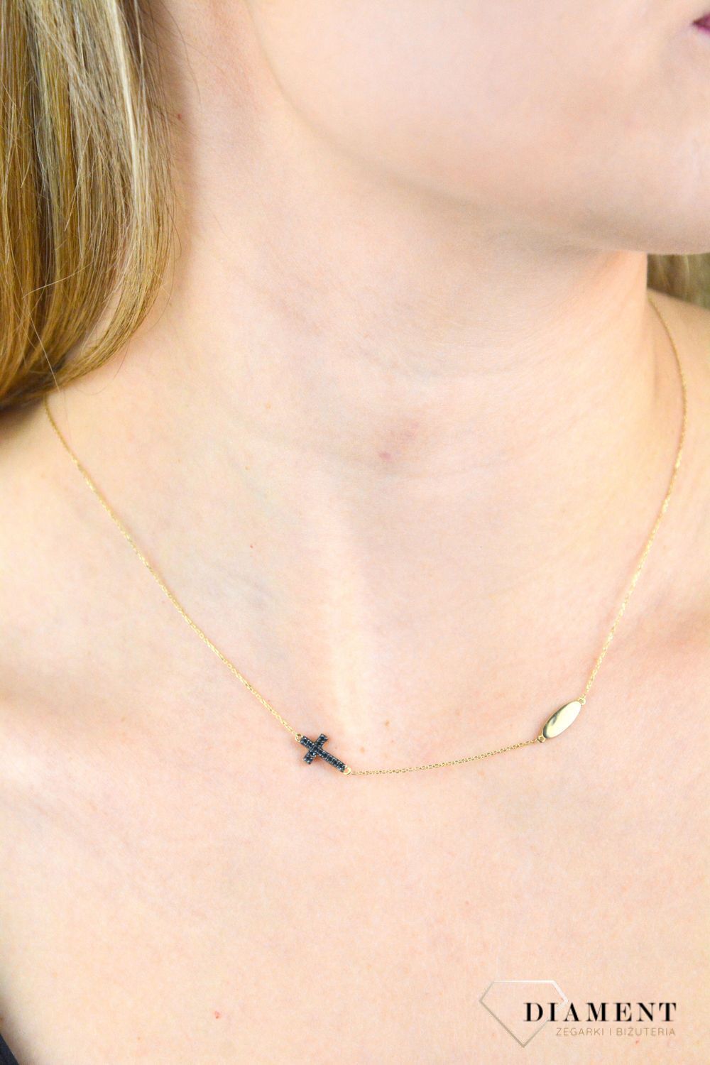 Złoty naszyjnik z krzyżykiem wysadzanym czarnymi brylantami N04549 Y0660052494 ✓Złote naszyjniki z brylantami ✓ Złote Naszyjniki Damskie w Sklepie z Biżuterią zegarki-diament.pl✓Piękne i Eleganckie Naszyjniki dla Kobiet✓Praw (1).jpg