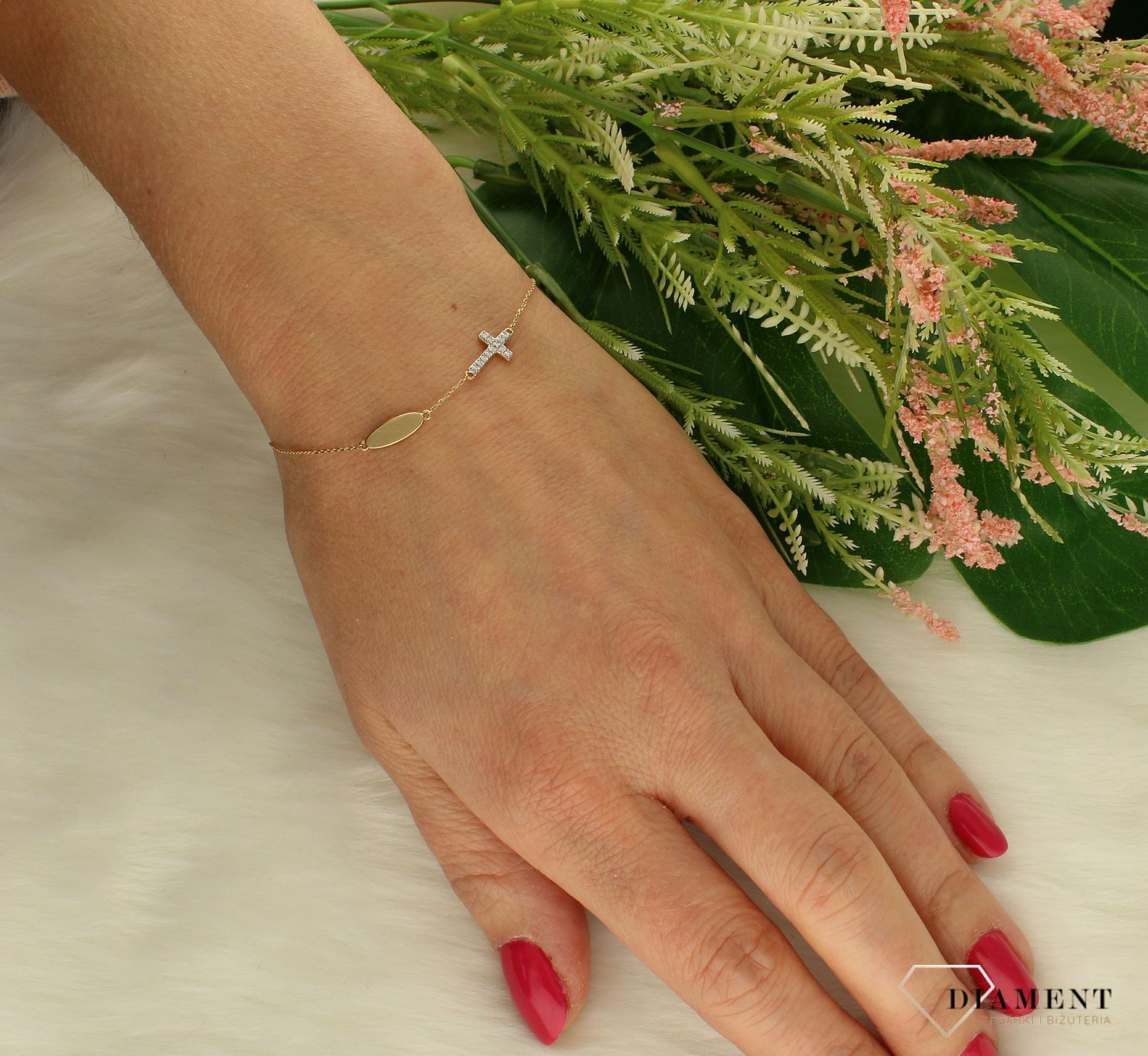 Bransoletka złota DIAMENT, krzyż z brylantami 0660052500. Przepiękna bransoletka ze złota wysadzona brylantami. Klasyka w najlepszym wydaniu. Złoto i brylanty to wyjątkowe połączenie, które kobiety wprost uwielbiają (1).jpg