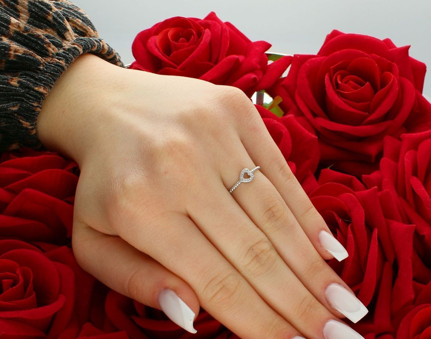 Złoty pierścionek damski z białego złota 585 Serce z diamentów.jpg